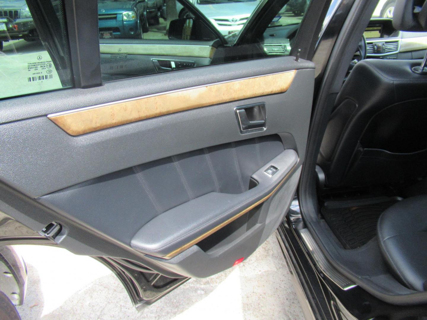 2011 Black /Black Mercedes-Benz E-Class E350 Sedan (WDDHF5GB5BA) with an 3.5L V6 DOHC 24V engine, Automatic transmission, located at 1511 North Shepherd Dr., Houston, TX, 77008, (281) 657-1221, 29.798361, -95.412560 - 2011 MERCEDES-BENZ E-CLASS E 350 LUXURY VIN: WDDHF5GB5BA405800 W D D H F 5 G B 5 B A 4 0 5 8 0 0 SEDAN 4 DR 3.5L V6 F DOHC 24V GASOLINE REAR WHEEL DRIVE - Photo#6