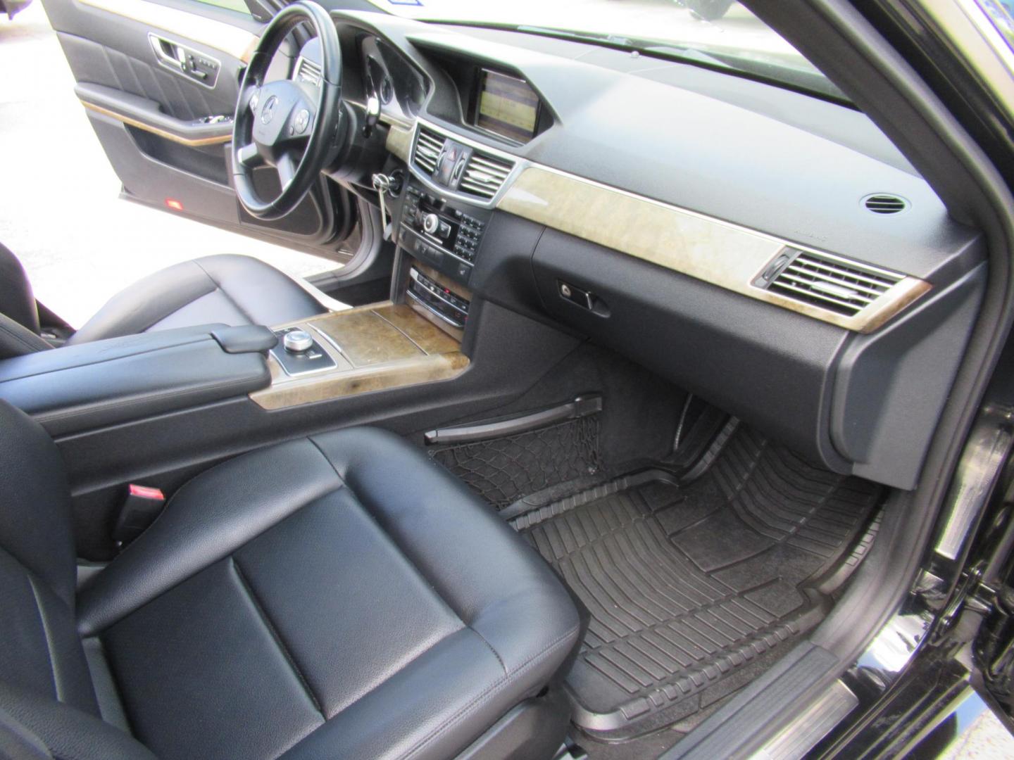 2011 Black /Black Mercedes-Benz E-Class E350 Sedan (WDDHF5GB5BA) with an 3.5L V6 DOHC 24V engine, Automatic transmission, located at 1511 North Shepherd Dr., Houston, TX, 77008, (281) 657-1221, 29.798361, -95.412560 - 2011 MERCEDES-BENZ E-CLASS E 350 LUXURY VIN: WDDHF5GB5BA405800 W D D H F 5 G B 5 B A 4 0 5 8 0 0 SEDAN 4 DR 3.5L V6 F DOHC 24V GASOLINE REAR WHEEL DRIVE - Photo#10