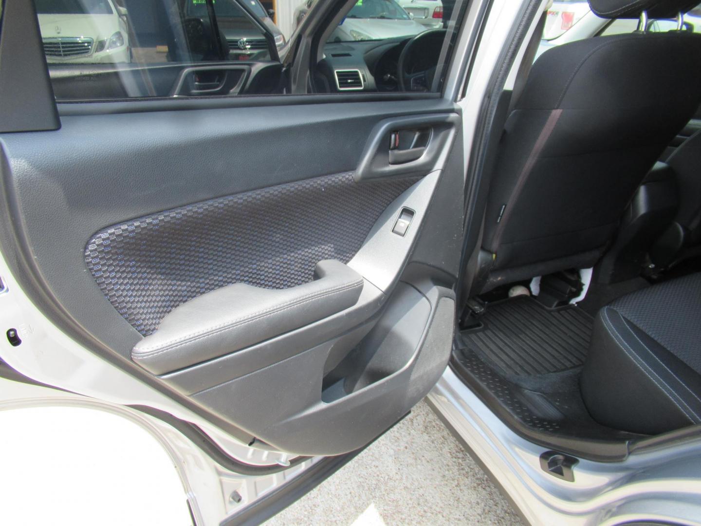 2018 Silver /Black Subaru Forester 2.5I (JF2SJABC5JH) with an 2.5L H4 F DOHC 16V engine, Automatic transmission, located at 1511 North Shepherd Dr., Houston, TX, 77008, (281) 657-1221, 29.798361, -95.412560 - 2018 SUBARU FORESTER 2.5I VIN: JF2SJABC5JH521576 J F 2 S J A B C 5 J H 5 2 1 5 7 6 4 DOOR WAGON/SPORT UTILITY 2.5L H4 F DOHC 16V GASOLINE ALL WHEEL DRIVE - Photo#11