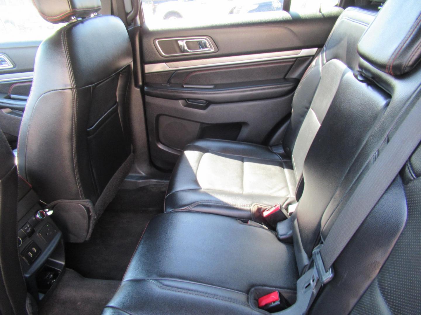 2016 White /White Ford Explorer EXPLORER SPORT (1FM5K8GT9GG) with an 3.5L V6 F DOHC 24V engine, Automatic transmission, located at 1511 North Shepherd Dr., Houston, TX, 77008, (281) 657-1221, 29.798361, -95.412560 - 2016 FORD EXPLORER SPORT VIN: 1FM5K8GT9GGA51332 1 F M 5 K 8 G T 9 G G A 5 1 3 3 2 4 DOOR WAGON/SPORT UTILITY 3.5L V6 F DOHC 24V GASOLINE FRONT WHEEL DRIVE W/ 4X4 - Photo#9