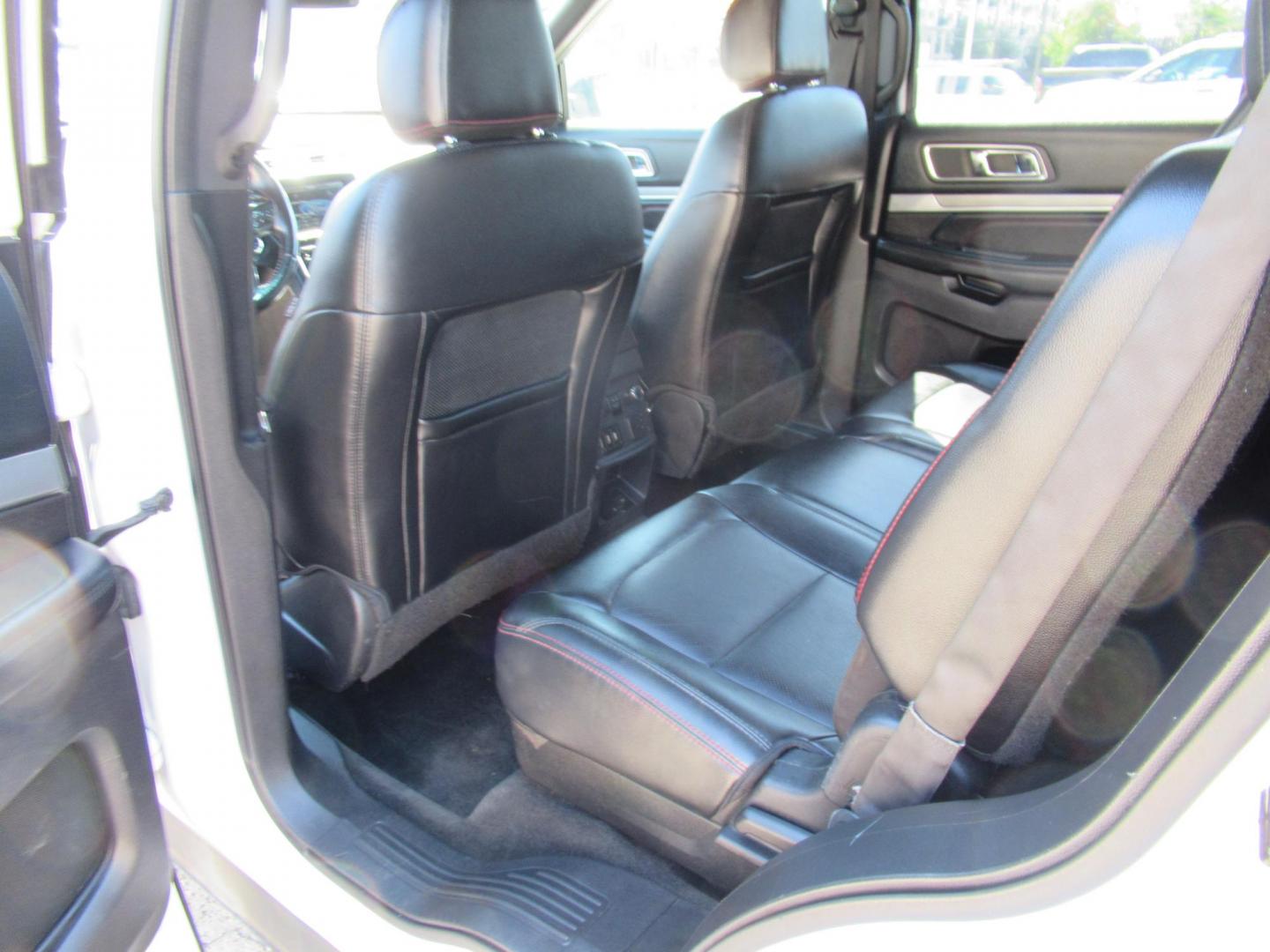 2016 White /White Ford Explorer EXPLORER SPORT (1FM5K8GT9GG) with an 3.5L V6 F DOHC 24V engine, Automatic transmission, located at 1511 North Shepherd Dr., Houston, TX, 77008, (281) 657-1221, 29.798361, -95.412560 - 2016 FORD EXPLORER SPORT VIN: 1FM5K8GT9GGA51332 1 F M 5 K 8 G T 9 G G A 5 1 3 3 2 4 DOOR WAGON/SPORT UTILITY 3.5L V6 F DOHC 24V GASOLINE FRONT WHEEL DRIVE W/ 4X4 - Photo#11