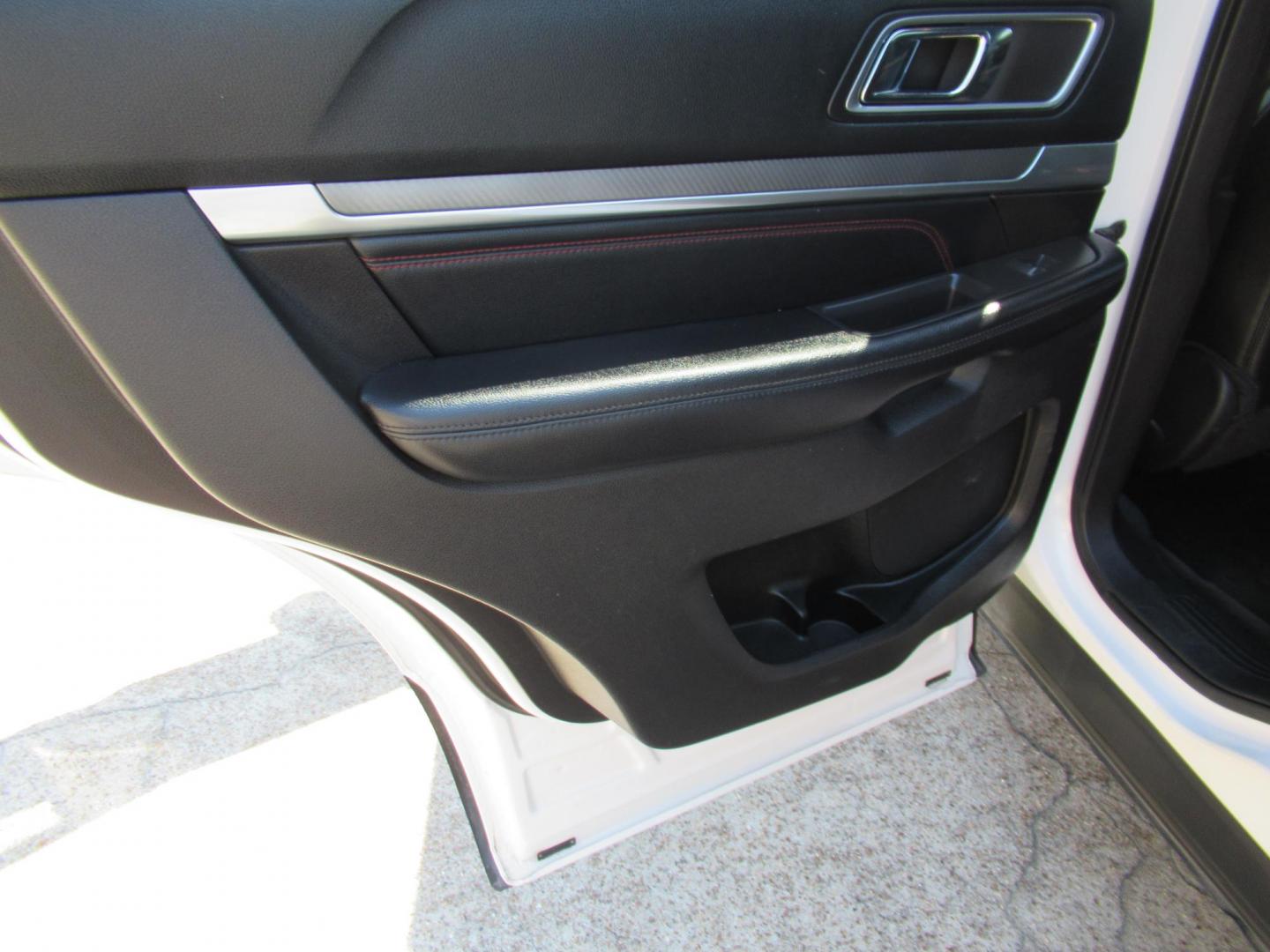 2016 White /White Ford Explorer EXPLORER SPORT (1FM5K8GT9GG) with an 3.5L V6 F DOHC 24V engine, Automatic transmission, located at 1511 North Shepherd Dr., Houston, TX, 77008, (281) 657-1221, 29.798361, -95.412560 - 2016 FORD EXPLORER SPORT VIN: 1FM5K8GT9GGA51332 1 F M 5 K 8 G T 9 G G A 5 1 3 3 2 4 DOOR WAGON/SPORT UTILITY 3.5L V6 F DOHC 24V GASOLINE FRONT WHEEL DRIVE W/ 4X4 - Photo#12