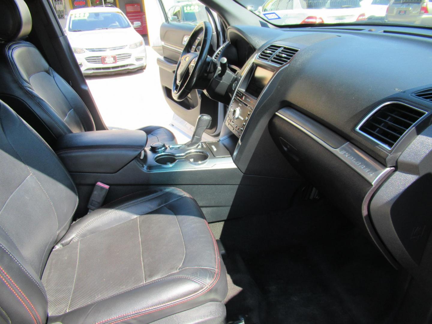 2016 White /White Ford Explorer EXPLORER SPORT (1FM5K8GT9GG) with an 3.5L V6 F DOHC 24V engine, Automatic transmission, located at 1511 North Shepherd Dr., Houston, TX, 77008, (281) 657-1221, 29.798361, -95.412560 - 2016 FORD EXPLORER SPORT VIN: 1FM5K8GT9GGA51332 1 F M 5 K 8 G T 9 G G A 5 1 3 3 2 4 DOOR WAGON/SPORT UTILITY 3.5L V6 F DOHC 24V GASOLINE FRONT WHEEL DRIVE W/ 4X4 - Photo#17