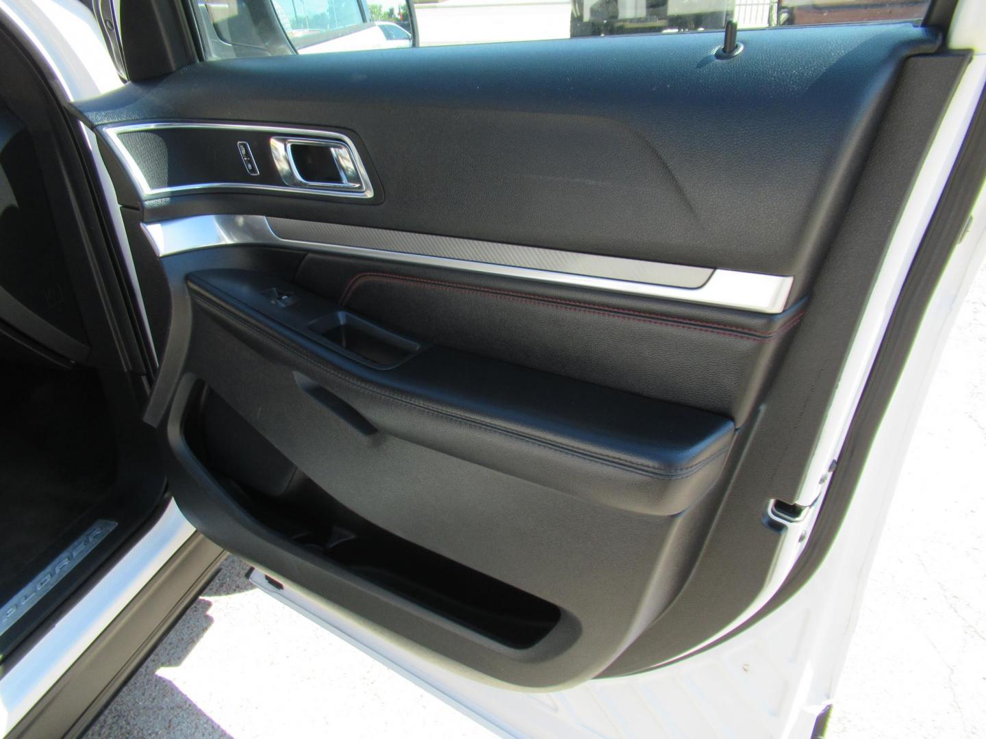 2016 White /White Ford Explorer EXPLORER SPORT (1FM5K8GT9GG) with an 3.5L V6 F DOHC 24V engine, Automatic transmission, located at 1511 North Shepherd Dr., Houston, TX, 77008, (281) 657-1221, 29.798361, -95.412560 - 2016 FORD EXPLORER SPORT VIN: 1FM5K8GT9GGA51332 1 F M 5 K 8 G T 9 G G A 5 1 3 3 2 4 DOOR WAGON/SPORT UTILITY 3.5L V6 F DOHC 24V GASOLINE FRONT WHEEL DRIVE W/ 4X4 - Photo#18