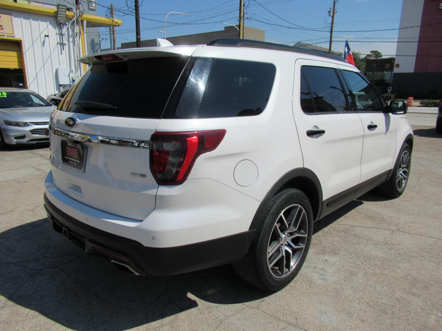 2016 White /White Ford Explorer EXPLORER SPORT (1FM5K8GT9GG) with an 3.5L V6 F DOHC 24V engine, Automatic transmission, located at 1511 North Shepherd Dr., Houston, TX, 77008, (281) 657-1221, 29.798361, -95.412560 - 2016 FORD EXPLORER SPORT VIN: 1FM5K8GT9GGA51332 1 F M 5 K 8 G T 9 G G A 5 1 3 3 2 4 DOOR WAGON/SPORT UTILITY 3.5L V6 F DOHC 24V GASOLINE FRONT WHEEL DRIVE W/ 4X4 - Photo#20