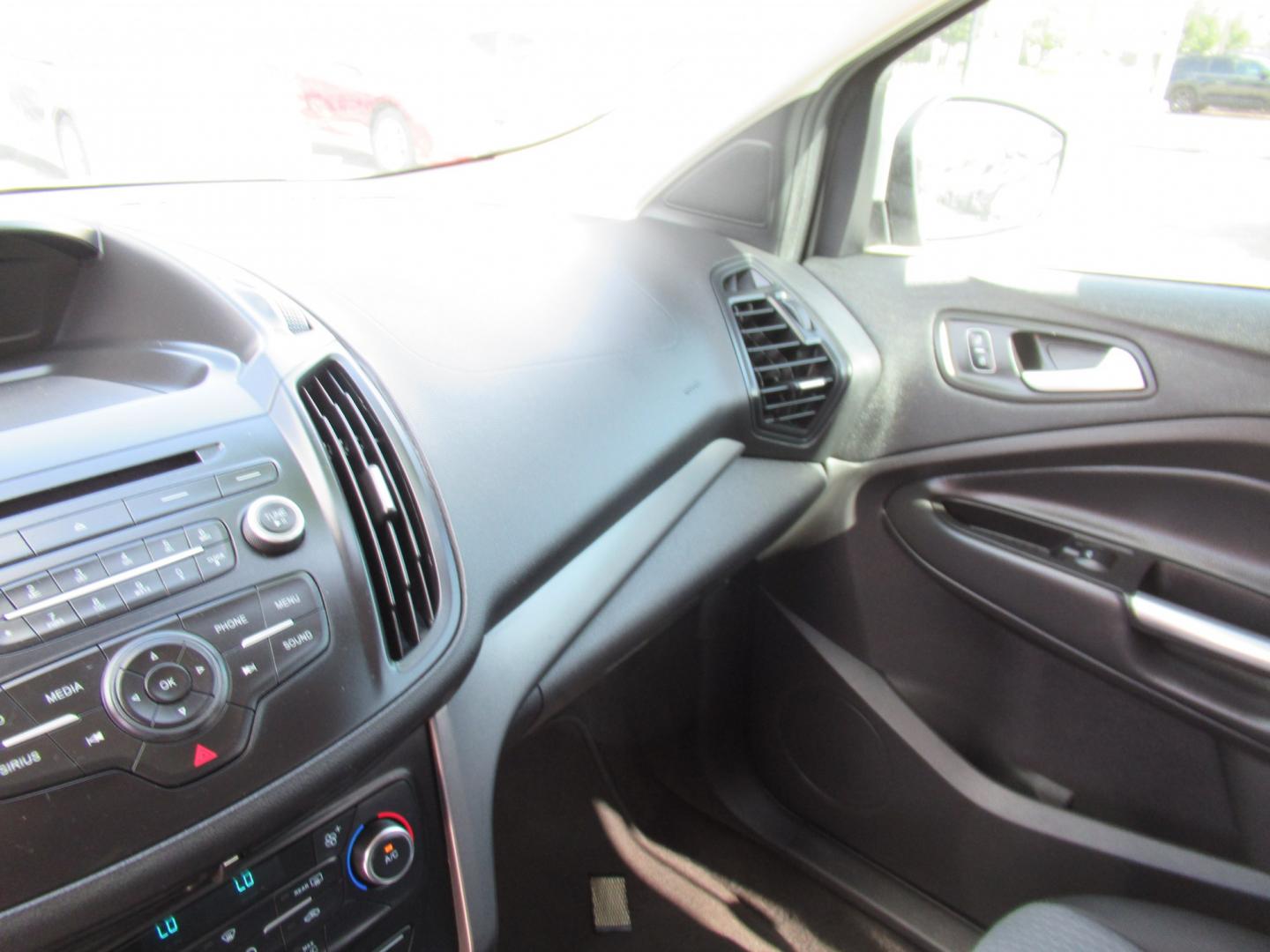 2017 Silver /Black Ford Escape SE FWD (1FMCU0GDXHU) with an 1.5L L4 DOHC 16V engine, Automatic transmission, located at 1511 North Shepherd Dr., Houston, TX, 77008, (281) 657-1221, 29.798361, -95.412560 - 2017 FORD ESCAPE SE VIN: 1FMCU0GDXHUE54105 1 F M C U 0 G D X H U E 5 4 1 0 5 4 DOOR WAGON/SPORT UTILITY 1.5L I4 F DOHC 16V GASOLINE FRONT WHEEL DRIVE- Photo#3