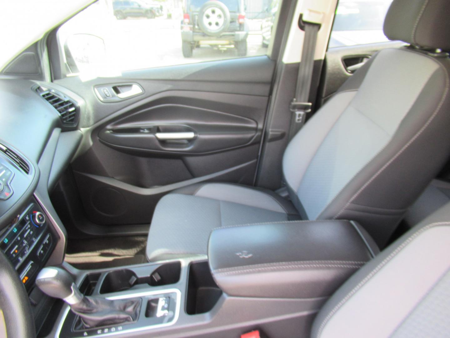 2017 Silver /Black Ford Escape SE FWD (1FMCU0GDXHU) with an 1.5L L4 DOHC 16V engine, Automatic transmission, located at 1511 North Shepherd Dr., Houston, TX, 77008, (281) 657-1221, 29.798361, -95.412560 - 2017 FORD ESCAPE SE VIN: 1FMCU0GDXHUE54105 1 F M C U 0 G D X H U E 5 4 1 0 5 4 DOOR WAGON/SPORT UTILITY 1.5L I4 F DOHC 16V GASOLINE FRONT WHEEL DRIVE- Photo#2