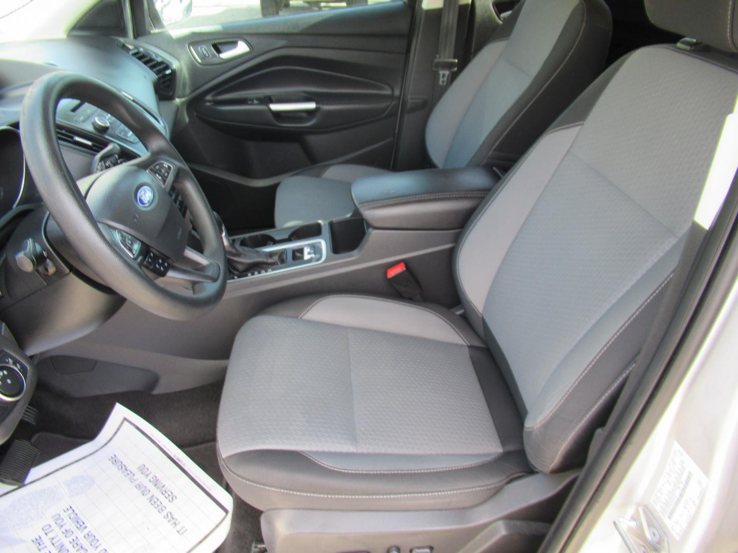 2017 Silver /Black Ford Escape SE FWD (1FMCU0GDXHU) with an 1.5L L4 DOHC 16V engine, Automatic transmission, located at 1511 North Shepherd Dr., Houston, TX, 77008, (281) 657-1221, 29.798361, -95.412560 - 2017 FORD ESCAPE SE VIN: 1FMCU0GDXHUE54105 1 F M C U 0 G D X H U E 5 4 1 0 5 4 DOOR WAGON/SPORT UTILITY 1.5L I4 F DOHC 16V GASOLINE FRONT WHEEL DRIVE- Photo#1