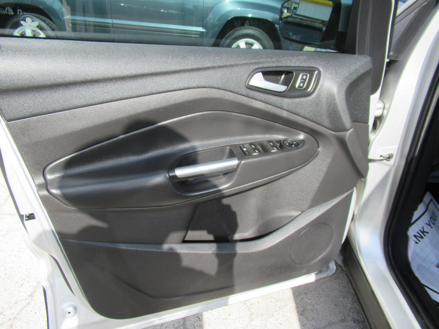 2017 Silver /Black Ford Escape SE FWD (1FMCU0GDXHU) with an 1.5L L4 DOHC 16V engine, Automatic transmission, located at 1511 North Shepherd Dr., Houston, TX, 77008, (281) 657-1221, 29.798361, -95.412560 - 2017 FORD ESCAPE SE VIN: 1FMCU0GDXHUE54105 1 F M C U 0 G D X H U E 5 4 1 0 5 4 DOOR WAGON/SPORT UTILITY 1.5L I4 F DOHC 16V GASOLINE FRONT WHEEL DRIVE- Photo#6