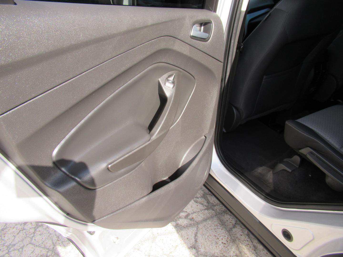 2017 Silver /Black Ford Escape SE FWD (1FMCU0GDXHU) with an 1.5L L4 DOHC 16V engine, Automatic transmission, located at 1511 North Shepherd Dr., Houston, TX, 77008, (281) 657-1221, 29.798361, -95.412560 - 2017 FORD ESCAPE SE VIN: 1FMCU0GDXHUE54105 1 F M C U 0 G D X H U E 5 4 1 0 5 4 DOOR WAGON/SPORT UTILITY 1.5L I4 F DOHC 16V GASOLINE FRONT WHEEL DRIVE- Photo#9