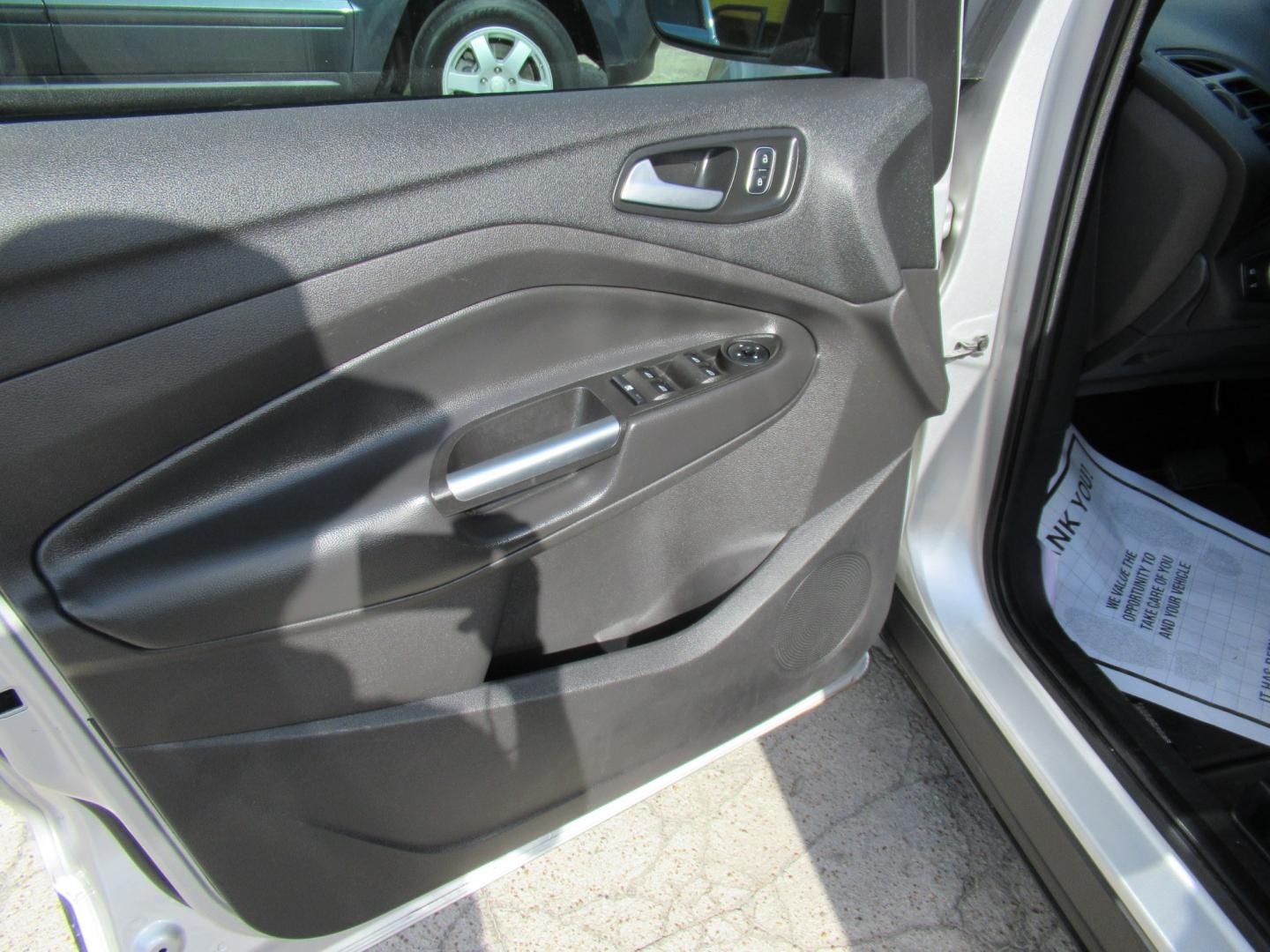2017 Silver /Black Ford Escape SE FWD (1FMCU0GDXHU) with an 1.5L L4 DOHC 16V engine, Automatic transmission, located at 1511 North Shepherd Dr., Houston, TX, 77008, (281) 657-1221, 29.798361, -95.412560 - 2017 FORD ESCAPE SE VIN: 1FMCU0GDXHUE54105 1 F M C U 0 G D X H U E 5 4 1 0 5 4 DOOR WAGON/SPORT UTILITY 1.5L I4 F DOHC 16V GASOLINE FRONT WHEEL DRIVE- Photo#10