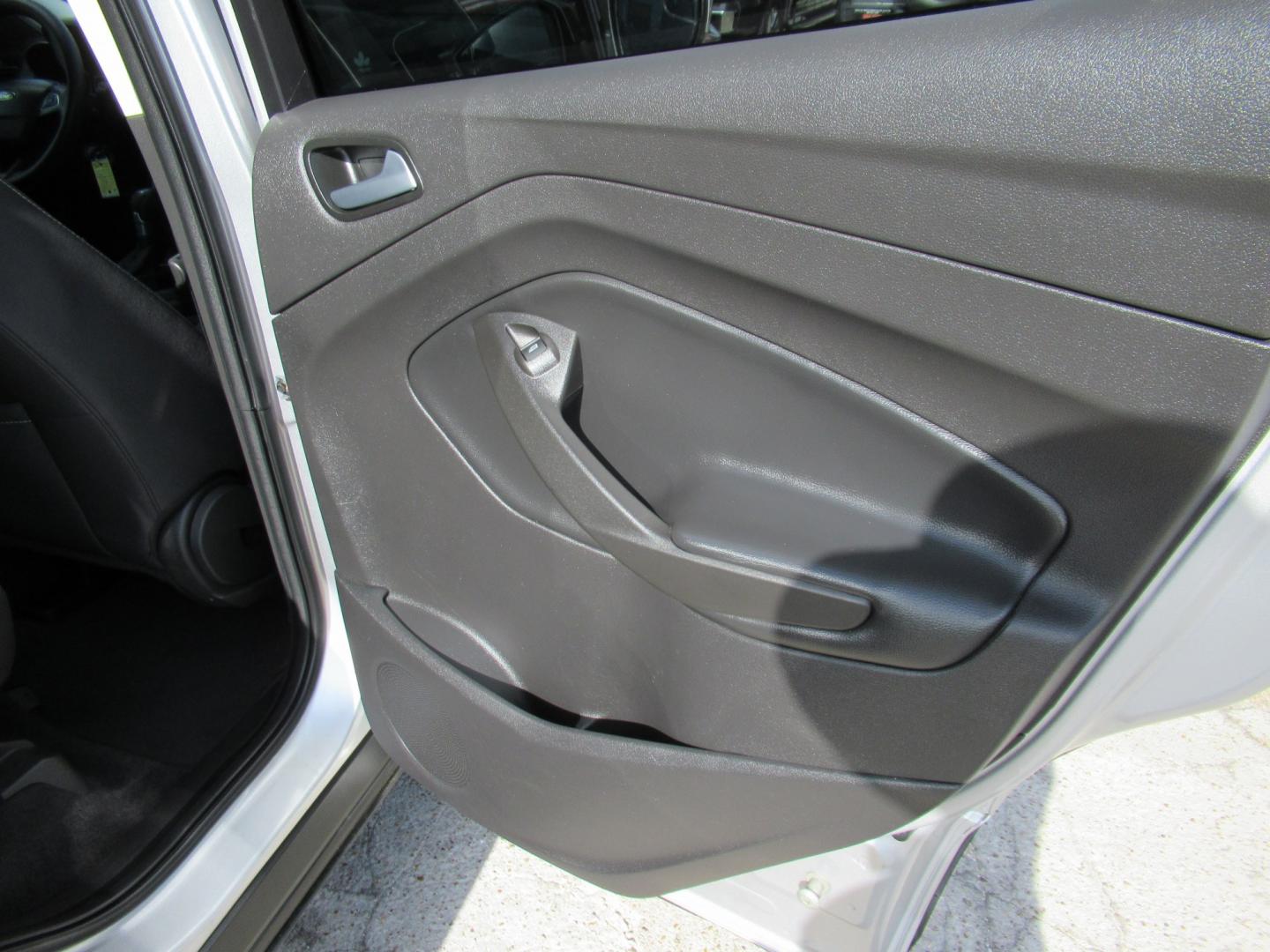 2017 Silver /Black Ford Escape SE FWD (1FMCU0GDXHU) with an 1.5L L4 DOHC 16V engine, Automatic transmission, located at 1511 North Shepherd Dr., Houston, TX, 77008, (281) 657-1221, 29.798361, -95.412560 - 2017 FORD ESCAPE SE VIN: 1FMCU0GDXHUE54105 1 F M C U 0 G D X H U E 5 4 1 0 5 4 DOOR WAGON/SPORT UTILITY 1.5L I4 F DOHC 16V GASOLINE FRONT WHEEL DRIVE- Photo#13