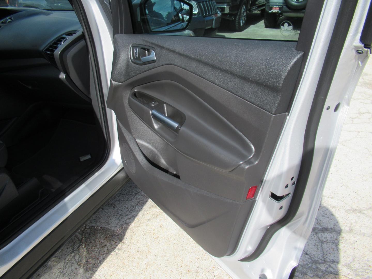 2017 Silver /Black Ford Escape SE FWD (1FMCU0GDXHU) with an 1.5L L4 DOHC 16V engine, Automatic transmission, located at 1511 North Shepherd Dr., Houston, TX, 77008, (281) 657-1221, 29.798361, -95.412560 - 2017 FORD ESCAPE SE VIN: 1FMCU0GDXHUE54105 1 F M C U 0 G D X H U E 5 4 1 0 5 4 DOOR WAGON/SPORT UTILITY 1.5L I4 F DOHC 16V GASOLINE FRONT WHEEL DRIVE- Photo#15