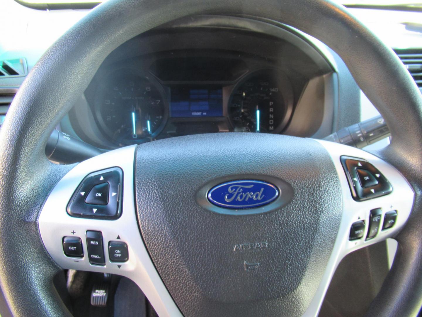 2014 White /Tan Ford Explorer Base FWD (1FM5K7B86EG) with an 3.5L V6 DOHC 24V engine, Automatic transmission, located at 1511 North Shepherd Dr., Houston, TX, 77008, (281) 657-1221, 29.798361, -95.412560 - 2014 FORD EXPLORER VIN: 1FM5K7B86EGA12921 1 F M 5 K 7 B 8 6 E G A 1 2 9 2 1 4 DOOR WAGON/SPORT UTILITY 3.5L V6 F DOHC 24V GASOLINE FRONT WHEEL DRIVE - Photo#2