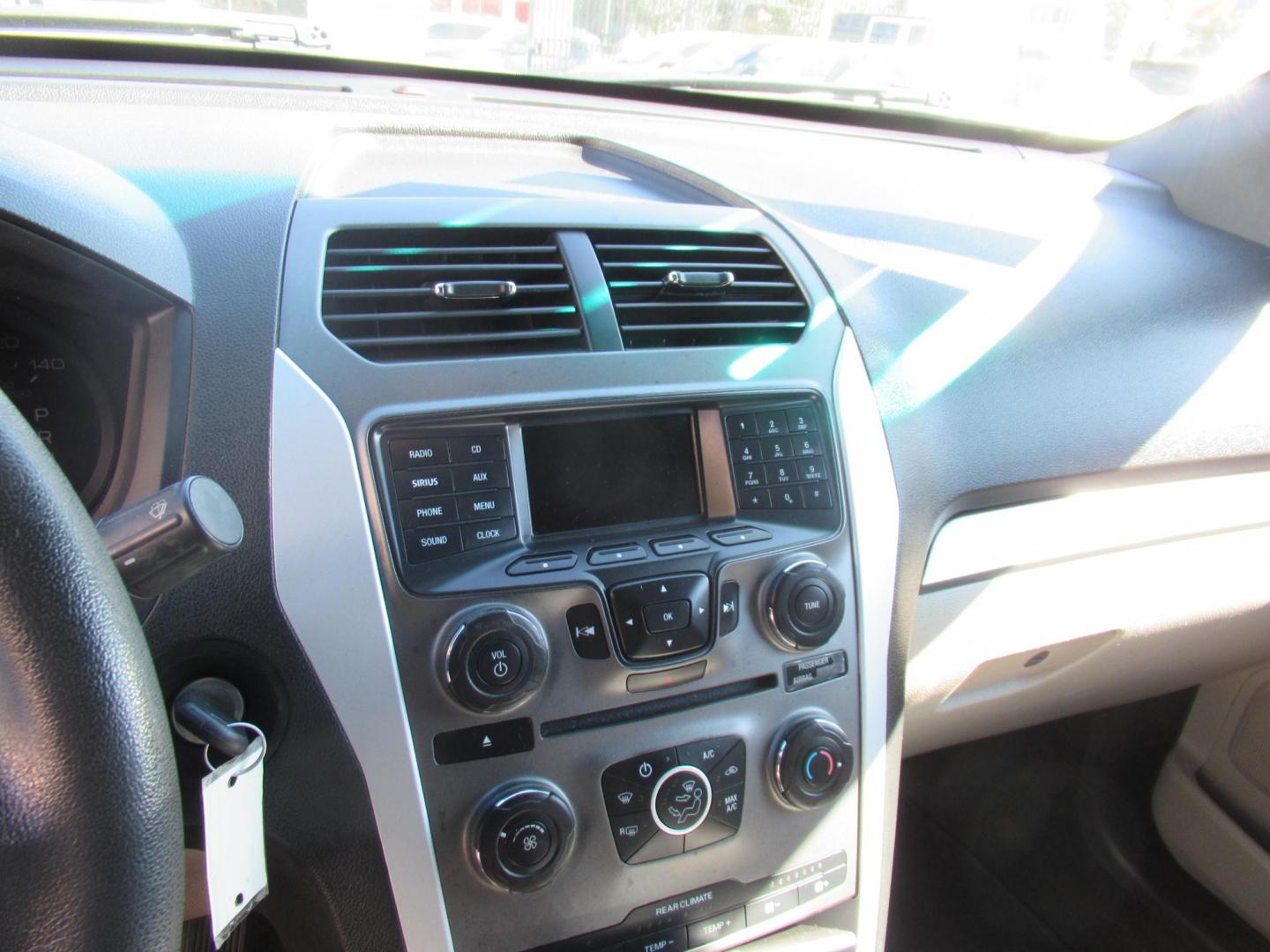 2014 White /Tan Ford Explorer Base FWD (1FM5K7B86EG) with an 3.5L V6 DOHC 24V engine, Automatic transmission, located at 1511 North Shepherd Dr., Houston, TX, 77008, (281) 657-1221, 29.798361, -95.412560 - 2014 FORD EXPLORER VIN: 1FM5K7B86EGA12921 1 F M 5 K 7 B 8 6 E G A 1 2 9 2 1 4 DOOR WAGON/SPORT UTILITY 3.5L V6 F DOHC 24V GASOLINE FRONT WHEEL DRIVE - Photo#3