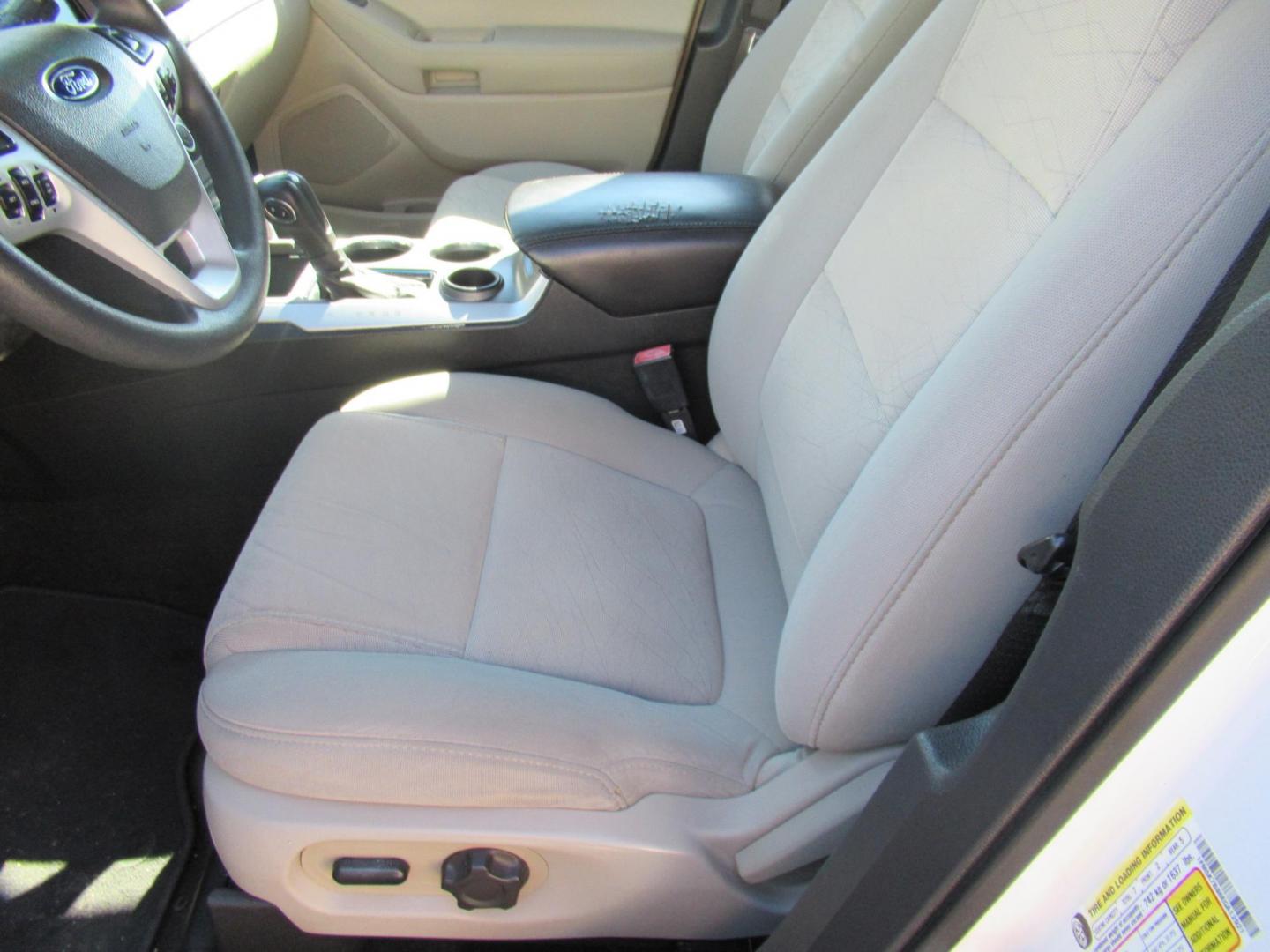 2014 White /Tan Ford Explorer Base FWD (1FM5K7B86EG) with an 3.5L V6 DOHC 24V engine, Automatic transmission, located at 1511 North Shepherd Dr., Houston, TX, 77008, (281) 657-1221, 29.798361, -95.412560 - 2014 FORD EXPLORER VIN: 1FM5K7B86EGA12921 1 F M 5 K 7 B 8 6 E G A 1 2 9 2 1 4 DOOR WAGON/SPORT UTILITY 3.5L V6 F DOHC 24V GASOLINE FRONT WHEEL DRIVE - Photo#4