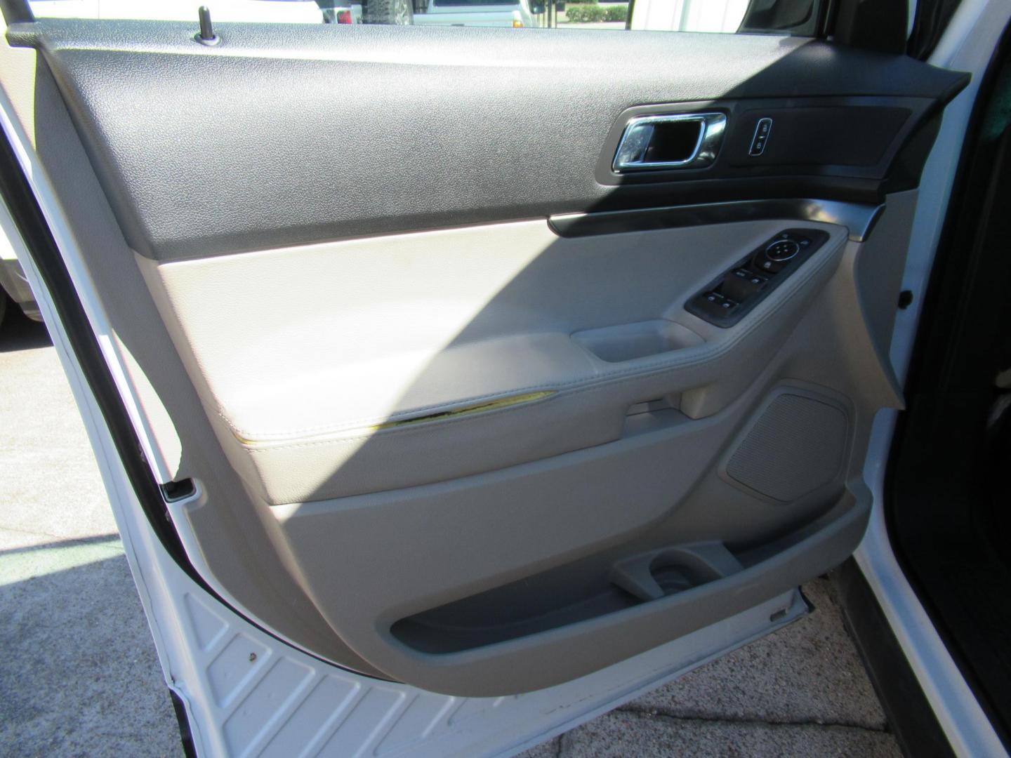 2014 White /Tan Ford Explorer Base FWD (1FM5K7B86EG) with an 3.5L V6 DOHC 24V engine, Automatic transmission, located at 1511 North Shepherd Dr., Houston, TX, 77008, (281) 657-1221, 29.798361, -95.412560 - 2014 FORD EXPLORER VIN: 1FM5K7B86EGA12921 1 F M 5 K 7 B 8 6 E G A 1 2 9 2 1 4 DOOR WAGON/SPORT UTILITY 3.5L V6 F DOHC 24V GASOLINE FRONT WHEEL DRIVE - Photo#5