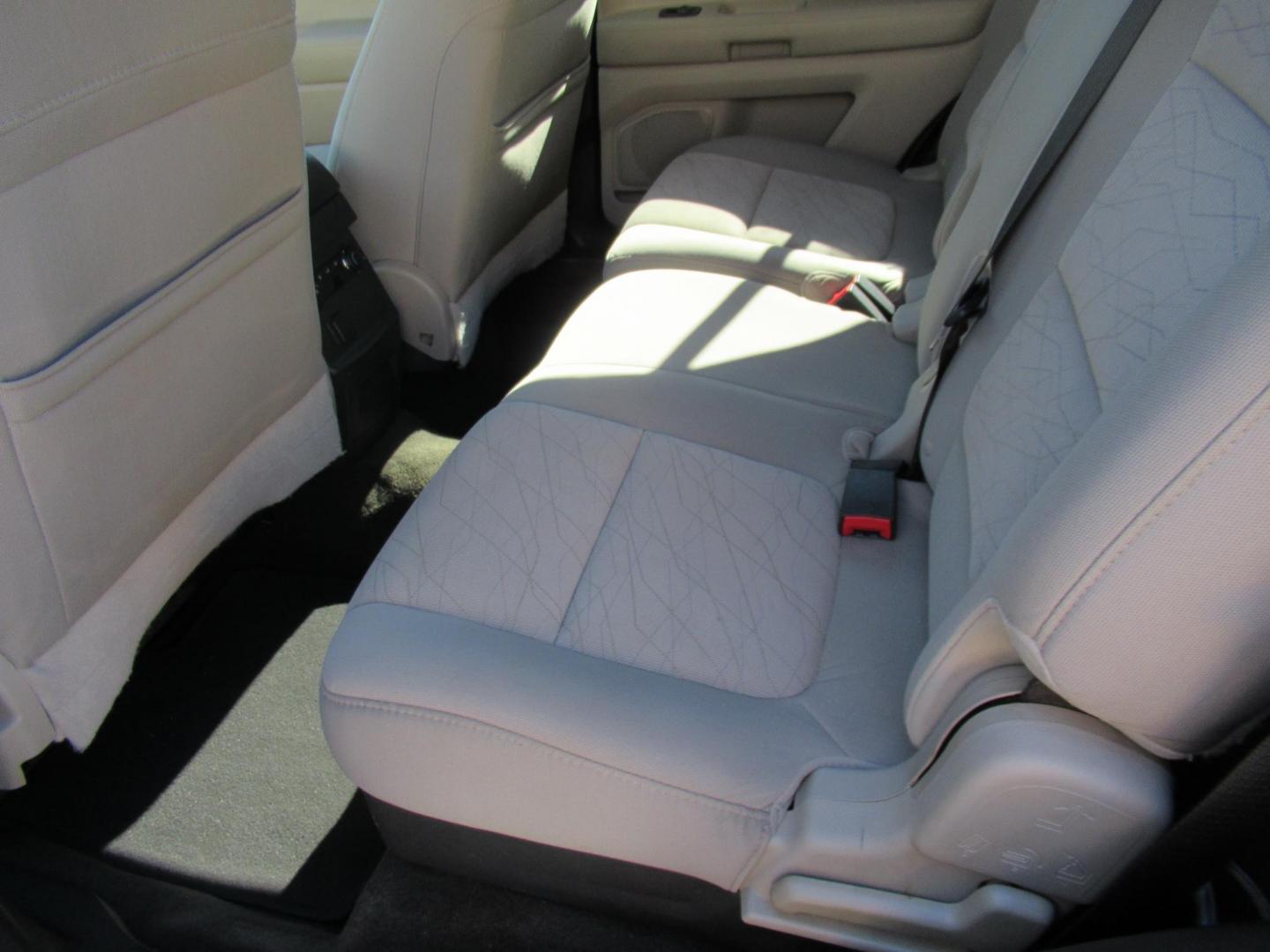 2014 White /Tan Ford Explorer Base FWD (1FM5K7B86EG) with an 3.5L V6 DOHC 24V engine, Automatic transmission, located at 1511 North Shepherd Dr., Houston, TX, 77008, (281) 657-1221, 29.798361, -95.412560 - 2014 FORD EXPLORER VIN: 1FM5K7B86EGA12921 1 F M 5 K 7 B 8 6 E G A 1 2 9 2 1 4 DOOR WAGON/SPORT UTILITY 3.5L V6 F DOHC 24V GASOLINE FRONT WHEEL DRIVE - Photo#6