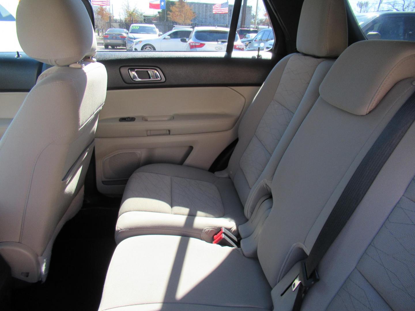 2014 White /Tan Ford Explorer Base FWD (1FM5K7B86EG) with an 3.5L V6 DOHC 24V engine, Automatic transmission, located at 1511 North Shepherd Dr., Houston, TX, 77008, (281) 657-1221, 29.798361, -95.412560 - 2014 FORD EXPLORER VIN: 1FM5K7B86EGA12921 1 F M 5 K 7 B 8 6 E G A 1 2 9 2 1 4 DOOR WAGON/SPORT UTILITY 3.5L V6 F DOHC 24V GASOLINE FRONT WHEEL DRIVE - Photo#7