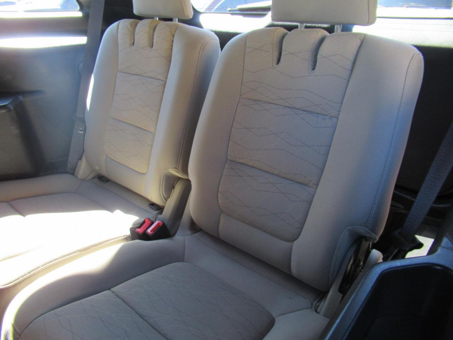 2014 White /Tan Ford Explorer Base FWD (1FM5K7B86EG) with an 3.5L V6 DOHC 24V engine, Automatic transmission, located at 1511 North Shepherd Dr., Houston, TX, 77008, (281) 657-1221, 29.798361, -95.412560 - 2014 FORD EXPLORER VIN: 1FM5K7B86EGA12921 1 F M 5 K 7 B 8 6 E G A 1 2 9 2 1 4 DOOR WAGON/SPORT UTILITY 3.5L V6 F DOHC 24V GASOLINE FRONT WHEEL DRIVE - Photo#8