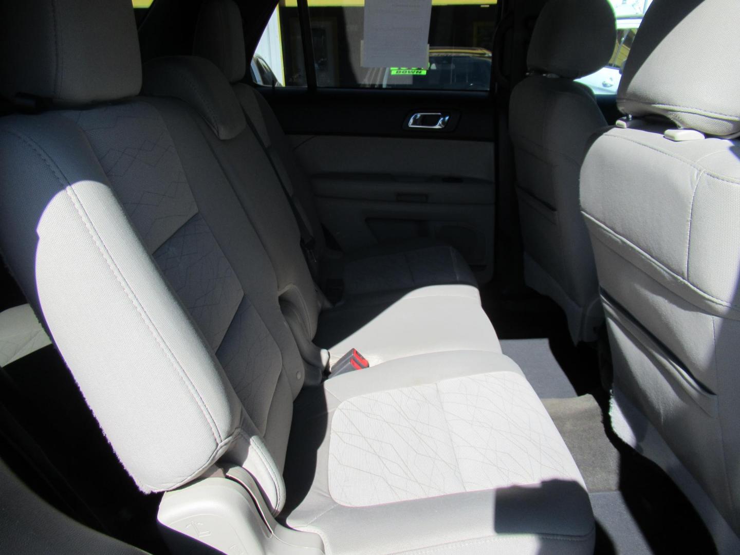 2014 White /Tan Ford Explorer Base FWD (1FM5K7B86EG) with an 3.5L V6 DOHC 24V engine, Automatic transmission, located at 1511 North Shepherd Dr., Houston, TX, 77008, (281) 657-1221, 29.798361, -95.412560 - 2014 FORD EXPLORER VIN: 1FM5K7B86EGA12921 1 F M 5 K 7 B 8 6 E G A 1 2 9 2 1 4 DOOR WAGON/SPORT UTILITY 3.5L V6 F DOHC 24V GASOLINE FRONT WHEEL DRIVE - Photo#11