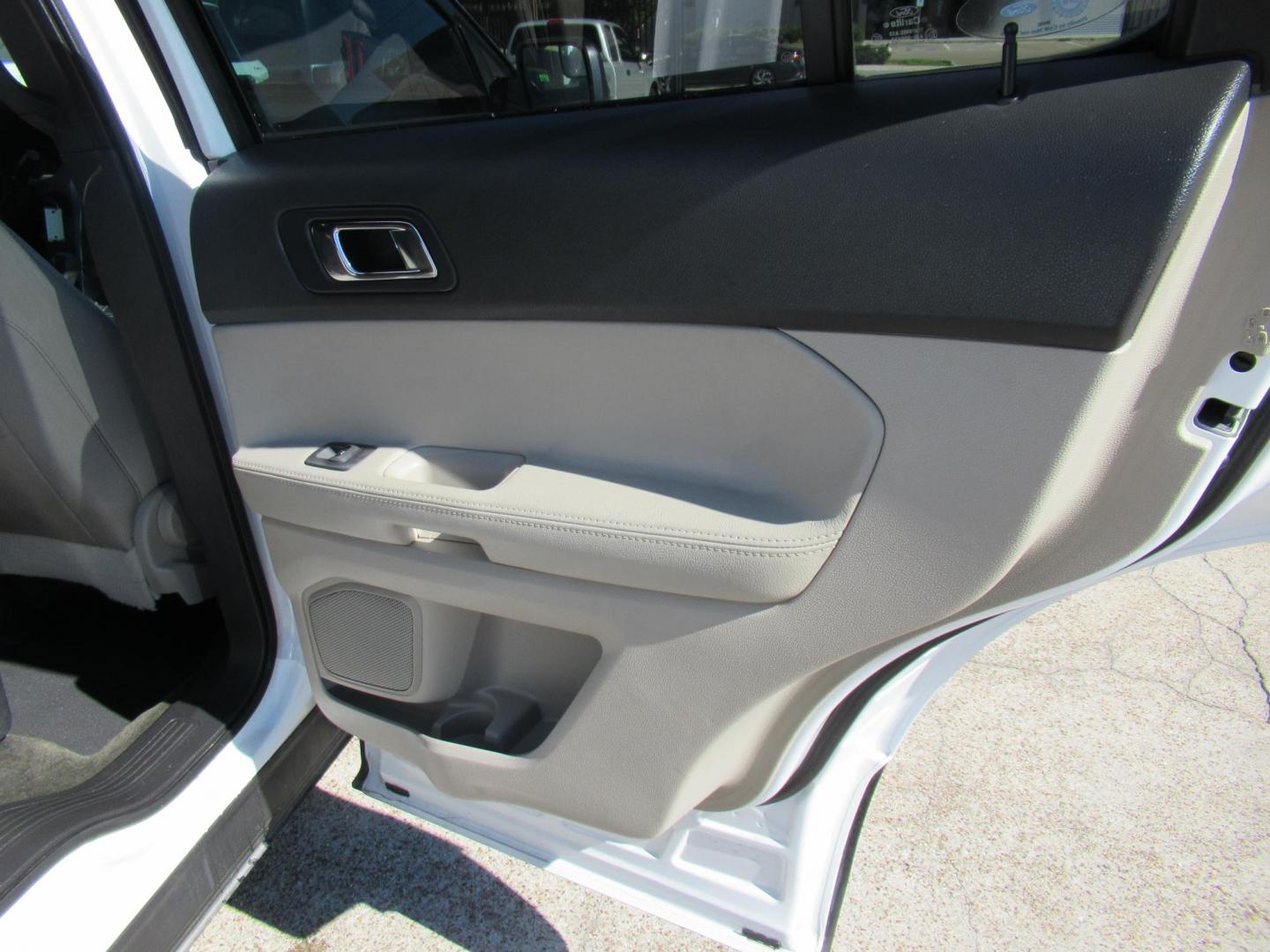 2014 White /Tan Ford Explorer Base FWD (1FM5K7B86EG) with an 3.5L V6 DOHC 24V engine, Automatic transmission, located at 1511 North Shepherd Dr., Houston, TX, 77008, (281) 657-1221, 29.798361, -95.412560 - 2014 FORD EXPLORER VIN: 1FM5K7B86EGA12921 1 F M 5 K 7 B 8 6 E G A 1 2 9 2 1 4 DOOR WAGON/SPORT UTILITY 3.5L V6 F DOHC 24V GASOLINE FRONT WHEEL DRIVE - Photo#12