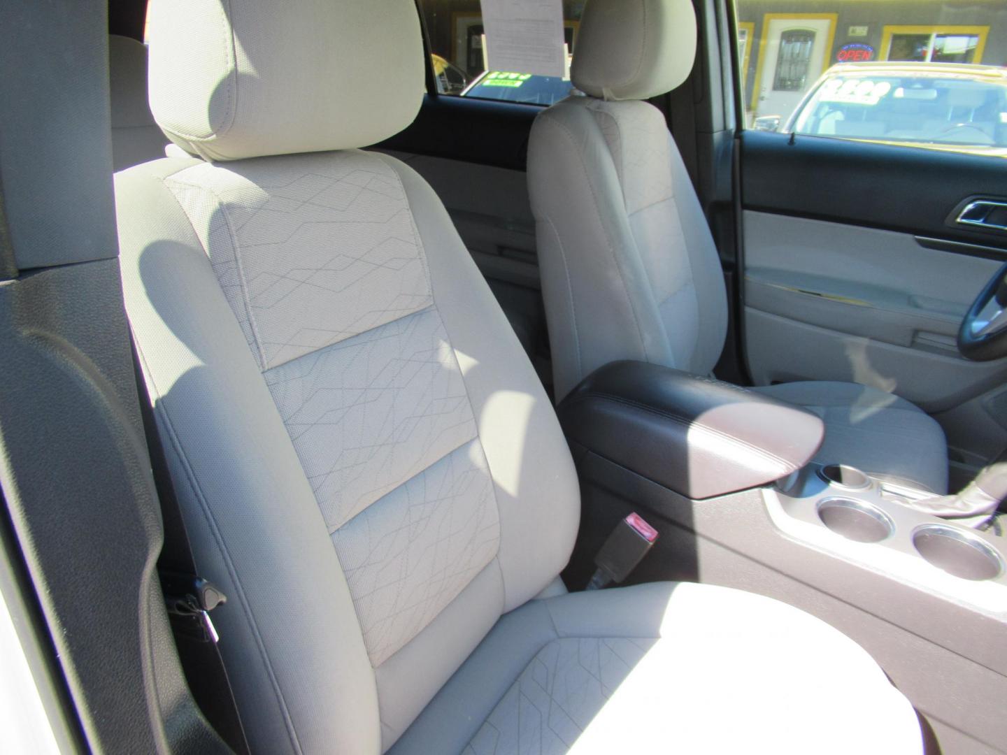2014 White /Tan Ford Explorer Base FWD (1FM5K7B86EG) with an 3.5L V6 DOHC 24V engine, Automatic transmission, located at 1511 North Shepherd Dr., Houston, TX, 77008, (281) 657-1221, 29.798361, -95.412560 - 2014 FORD EXPLORER VIN: 1FM5K7B86EGA12921 1 F M 5 K 7 B 8 6 E G A 1 2 9 2 1 4 DOOR WAGON/SPORT UTILITY 3.5L V6 F DOHC 24V GASOLINE FRONT WHEEL DRIVE - Photo#13