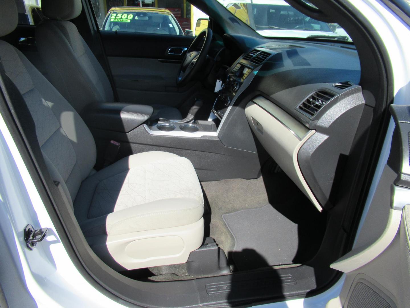 2014 White /Tan Ford Explorer Base FWD (1FM5K7B86EG) with an 3.5L V6 DOHC 24V engine, Automatic transmission, located at 1511 North Shepherd Dr., Houston, TX, 77008, (281) 657-1221, 29.798361, -95.412560 - 2014 FORD EXPLORER VIN: 1FM5K7B86EGA12921 1 F M 5 K 7 B 8 6 E G A 1 2 9 2 1 4 DOOR WAGON/SPORT UTILITY 3.5L V6 F DOHC 24V GASOLINE FRONT WHEEL DRIVE - Photo#14