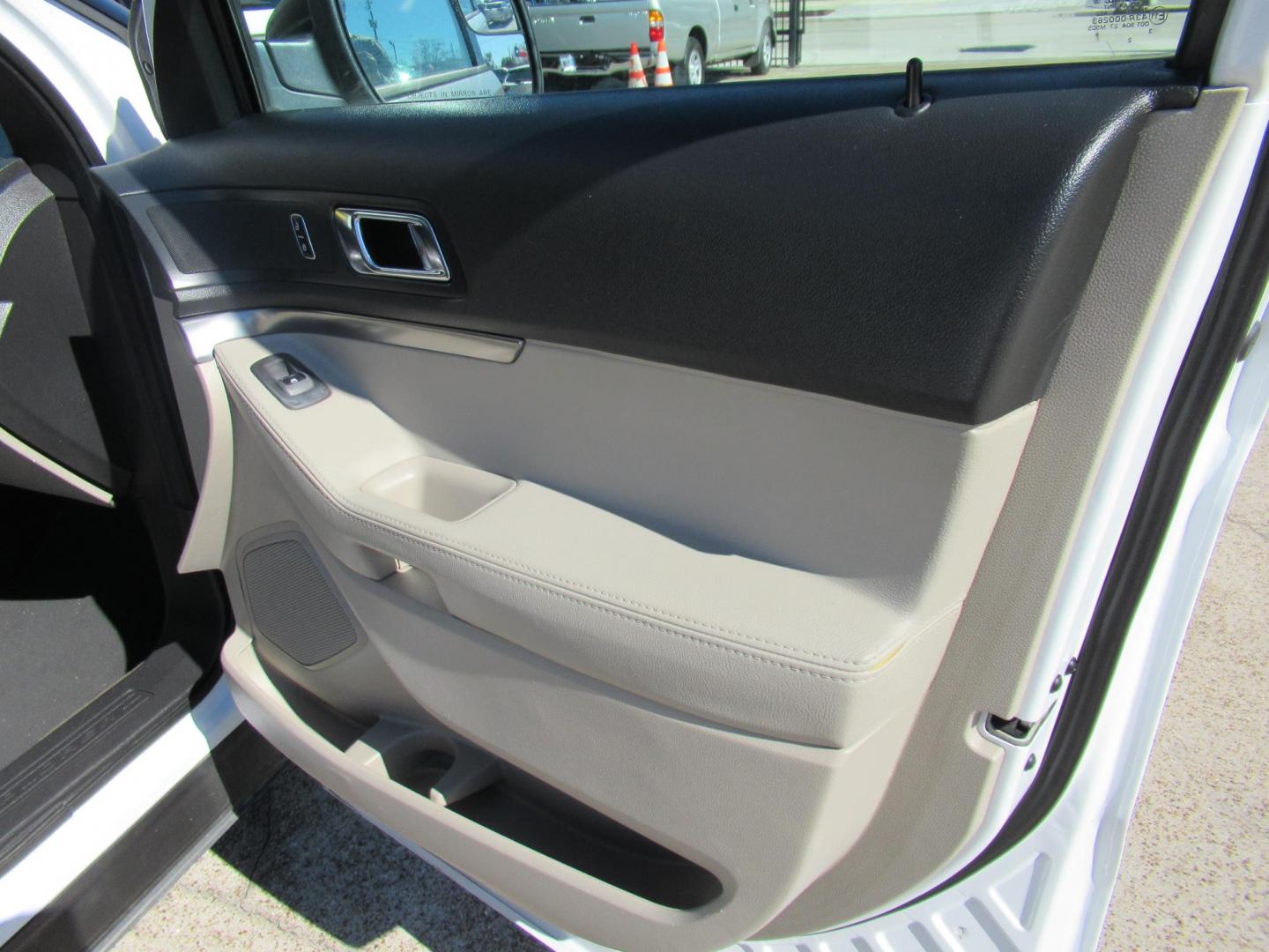 2014 White /Tan Ford Explorer Base FWD (1FM5K7B86EG) with an 3.5L V6 DOHC 24V engine, Automatic transmission, located at 1511 North Shepherd Dr., Houston, TX, 77008, (281) 657-1221, 29.798361, -95.412560 - 2014 FORD EXPLORER VIN: 1FM5K7B86EGA12921 1 F M 5 K 7 B 8 6 E G A 1 2 9 2 1 4 DOOR WAGON/SPORT UTILITY 3.5L V6 F DOHC 24V GASOLINE FRONT WHEEL DRIVE - Photo#15