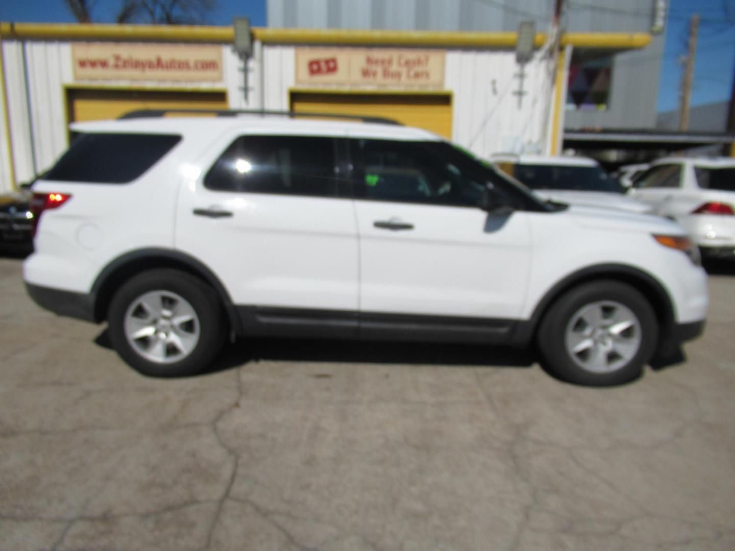 2014 White /Tan Ford Explorer Base FWD (1FM5K7B86EG) with an 3.5L V6 DOHC 24V engine, Automatic transmission, located at 1511 North Shepherd Dr., Houston, TX, 77008, (281) 657-1221, 29.798361, -95.412560 - 2014 FORD EXPLORER VIN: 1FM5K7B86EGA12921 1 F M 5 K 7 B 8 6 E G A 1 2 9 2 1 4 DOOR WAGON/SPORT UTILITY 3.5L V6 F DOHC 24V GASOLINE FRONT WHEEL DRIVE - Photo#17