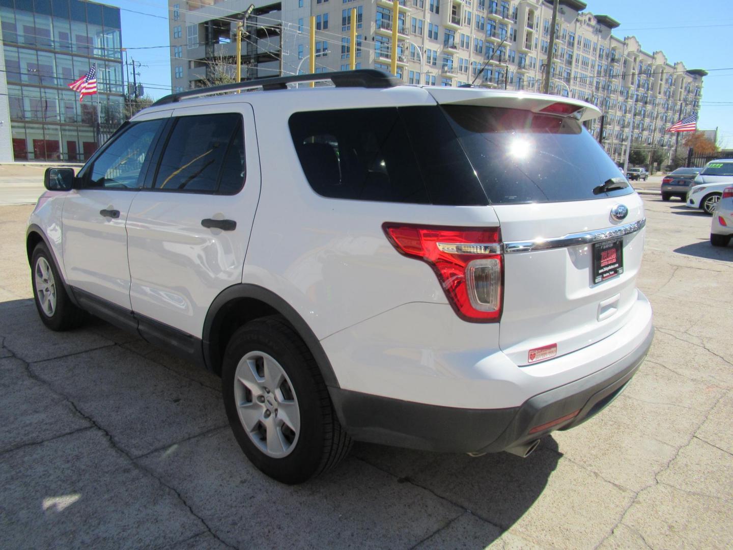 2014 White /Tan Ford Explorer Base FWD (1FM5K7B86EG) with an 3.5L V6 DOHC 24V engine, Automatic transmission, located at 1511 North Shepherd Dr., Houston, TX, 77008, (281) 657-1221, 29.798361, -95.412560 - 2014 FORD EXPLORER VIN: 1FM5K7B86EGA12921 1 F M 5 K 7 B 8 6 E G A 1 2 9 2 1 4 DOOR WAGON/SPORT UTILITY 3.5L V6 F DOHC 24V GASOLINE FRONT WHEEL DRIVE - Photo#20