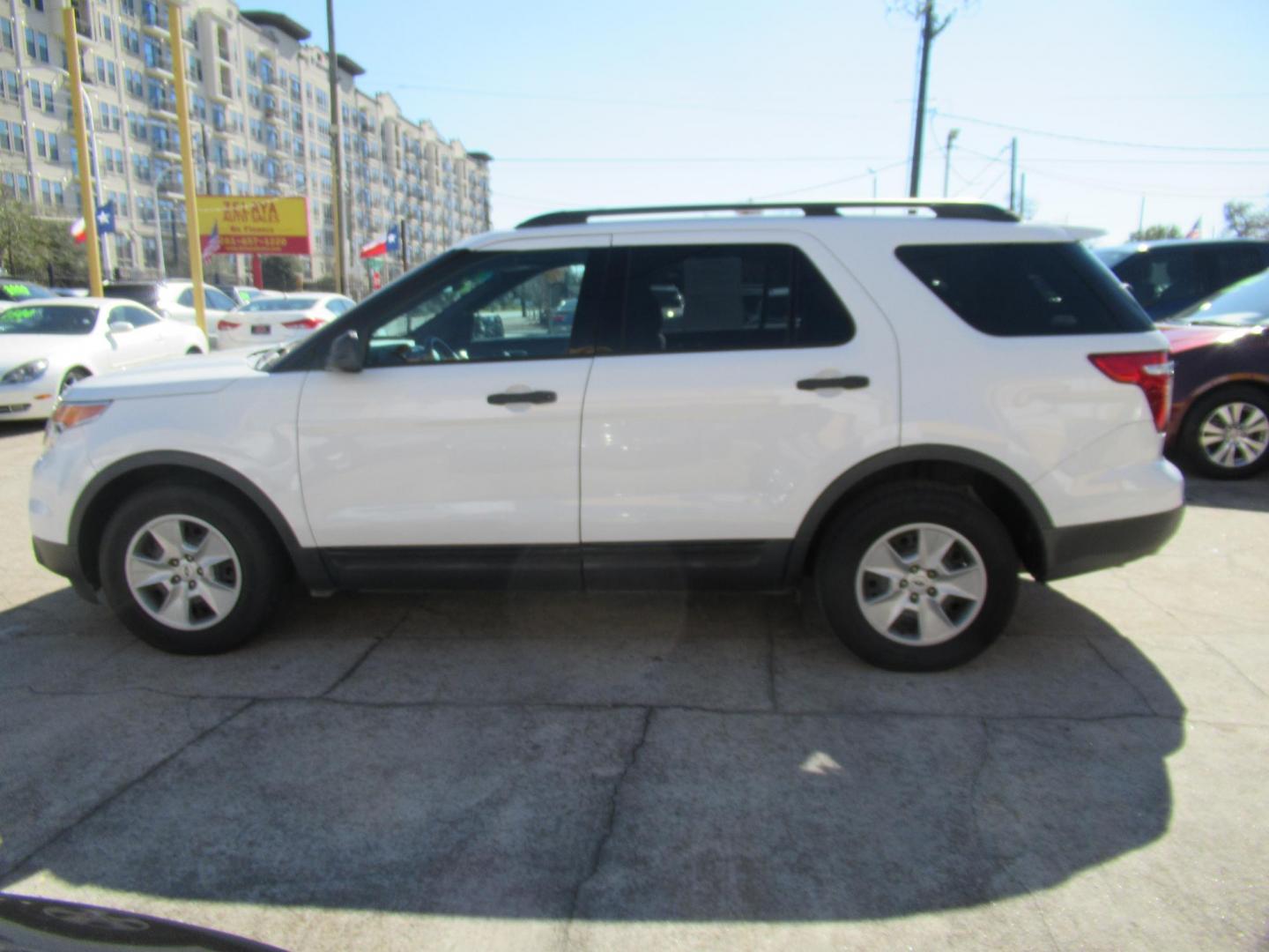 2014 White /Tan Ford Explorer Base FWD (1FM5K7B86EG) with an 3.5L V6 DOHC 24V engine, Automatic transmission, located at 1511 North Shepherd Dr., Houston, TX, 77008, (281) 657-1221, 29.798361, -95.412560 - 2014 FORD EXPLORER VIN: 1FM5K7B86EGA12921 1 F M 5 K 7 B 8 6 E G A 1 2 9 2 1 4 DOOR WAGON/SPORT UTILITY 3.5L V6 F DOHC 24V GASOLINE FRONT WHEEL DRIVE - Photo#0