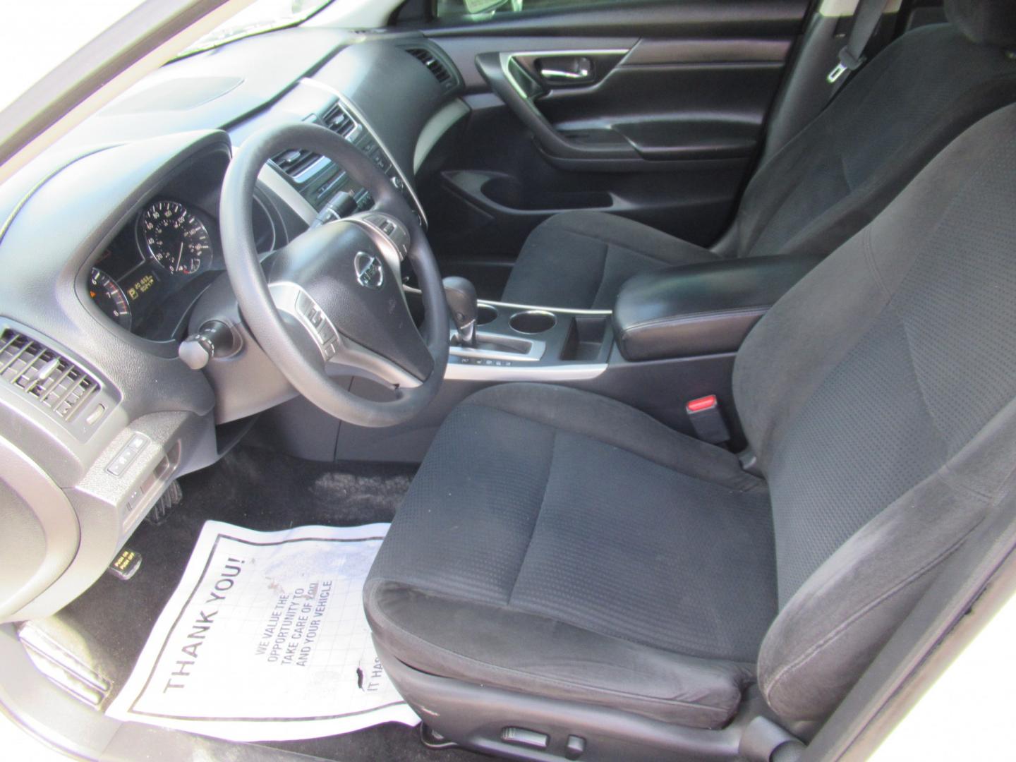 2015 White /Black Nissan Altima 2.5 S (1N4AL3AP0FC) with an 2.5L L4 DOHC 16V engine, Continuously Variable Transmission transmission, located at 1511 North Shepherd Dr., Houston, TX, 77008, (281) 657-1221, 29.798361, -95.412560 - 2015 Nissan Altima 2.5 S SEDAN 4-DR 2.5L L4 DOHC 16V FWD- Photo#4