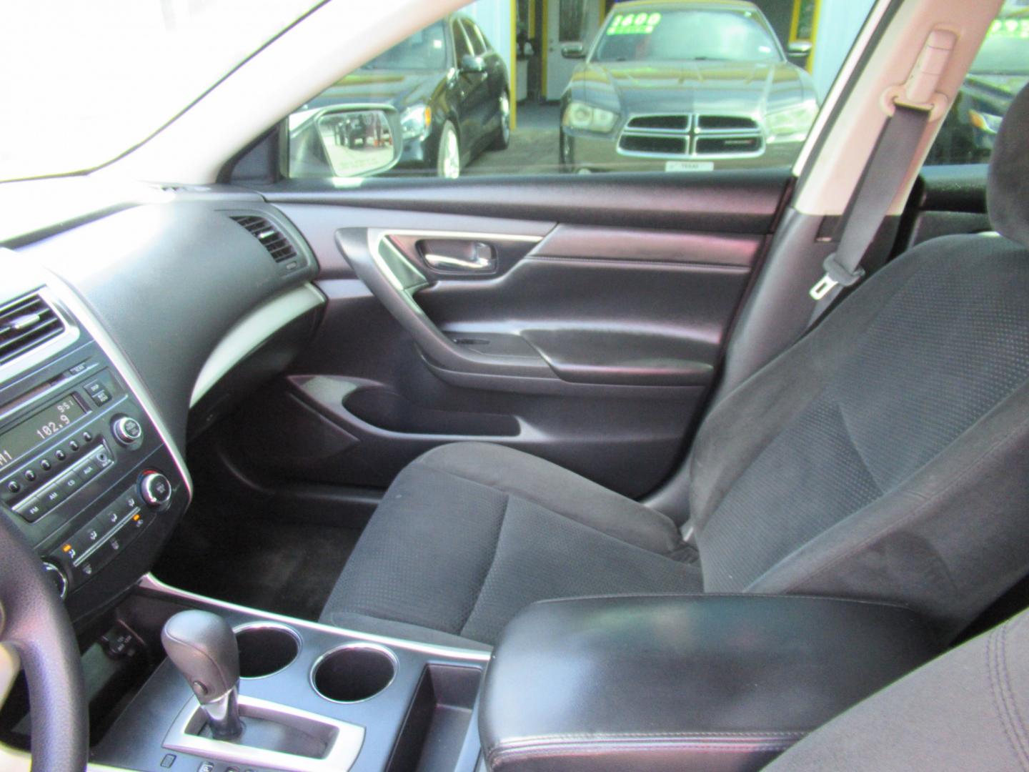 2015 White /Black Nissan Altima 2.5 S (1N4AL3AP0FC) with an 2.5L L4 DOHC 16V engine, Continuously Variable Transmission transmission, located at 1511 North Shepherd Dr., Houston, TX, 77008, (281) 657-1221, 29.798361, -95.412560 - 2015 Nissan Altima 2.5 S SEDAN 4-DR 2.5L L4 DOHC 16V FWD- Photo#5