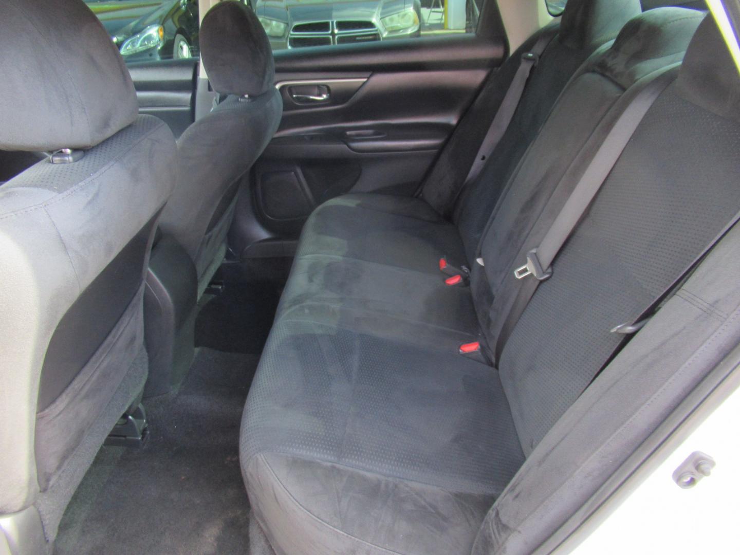 2015 White /Black Nissan Altima 2.5 S (1N4AL3AP0FC) with an 2.5L L4 DOHC 16V engine, Continuously Variable Transmission transmission, located at 1511 North Shepherd Dr., Houston, TX, 77008, (281) 657-1221, 29.798361, -95.412560 - 2015 Nissan Altima 2.5 S SEDAN 4-DR 2.5L L4 DOHC 16V FWD- Photo#6