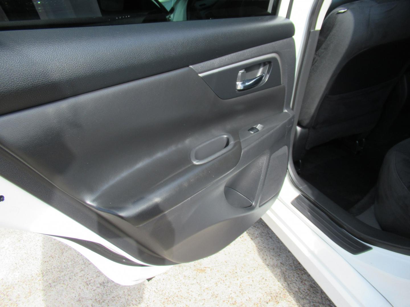 2015 White /Black Nissan Altima 2.5 S (1N4AL3AP0FC) with an 2.5L L4 DOHC 16V engine, Continuously Variable Transmission transmission, located at 1511 North Shepherd Dr., Houston, TX, 77008, (281) 657-1221, 29.798361, -95.412560 - 2015 Nissan Altima 2.5 S SEDAN 4-DR 2.5L L4 DOHC 16V FWD- Photo#7