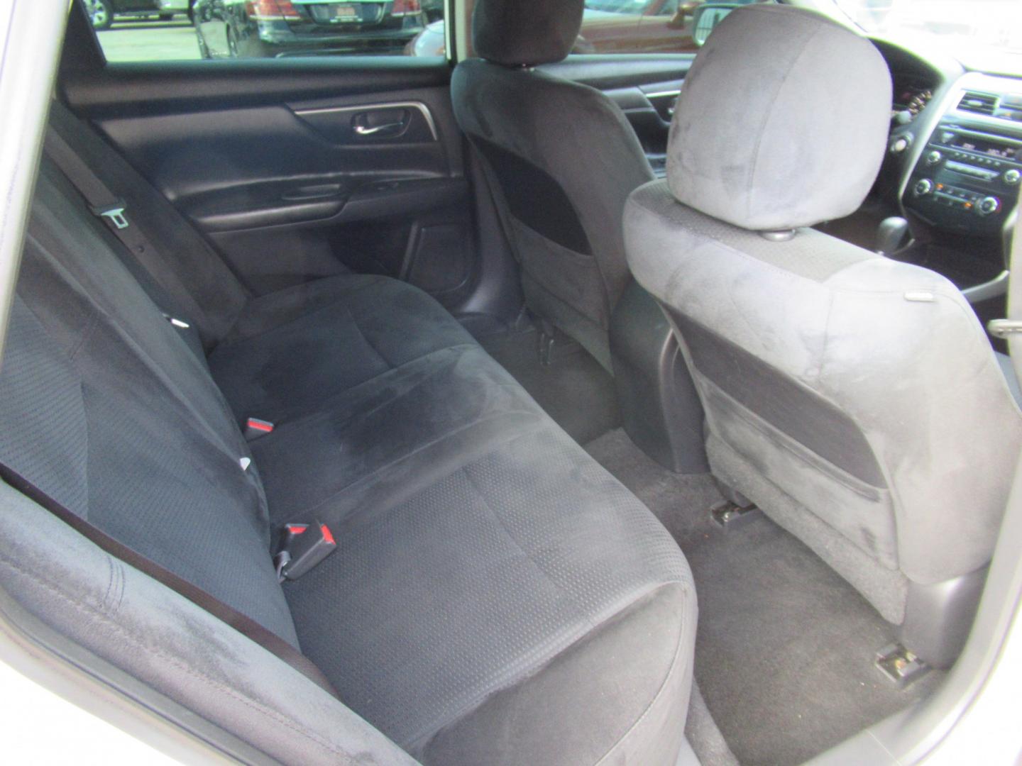 2015 White /Black Nissan Altima 2.5 S (1N4AL3AP0FC) with an 2.5L L4 DOHC 16V engine, Continuously Variable Transmission transmission, located at 1511 North Shepherd Dr., Houston, TX, 77008, (281) 657-1221, 29.798361, -95.412560 - 2015 Nissan Altima 2.5 S SEDAN 4-DR 2.5L L4 DOHC 16V FWD- Photo#8