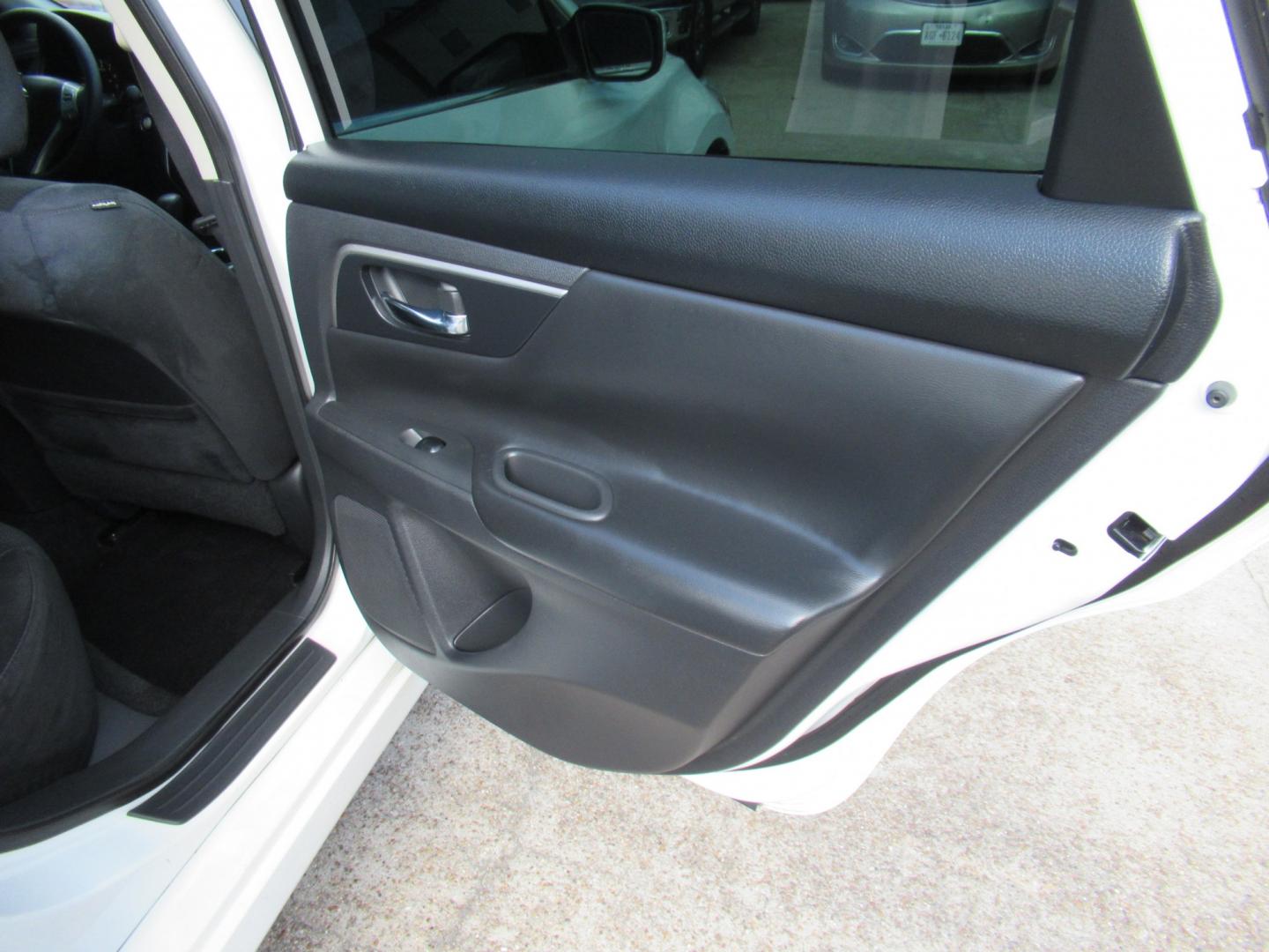 2015 White /Black Nissan Altima 2.5 S (1N4AL3AP0FC) with an 2.5L L4 DOHC 16V engine, Continuously Variable Transmission transmission, located at 1511 North Shepherd Dr., Houston, TX, 77008, (281) 657-1221, 29.798361, -95.412560 - 2015 Nissan Altima 2.5 S SEDAN 4-DR 2.5L L4 DOHC 16V FWD- Photo#9