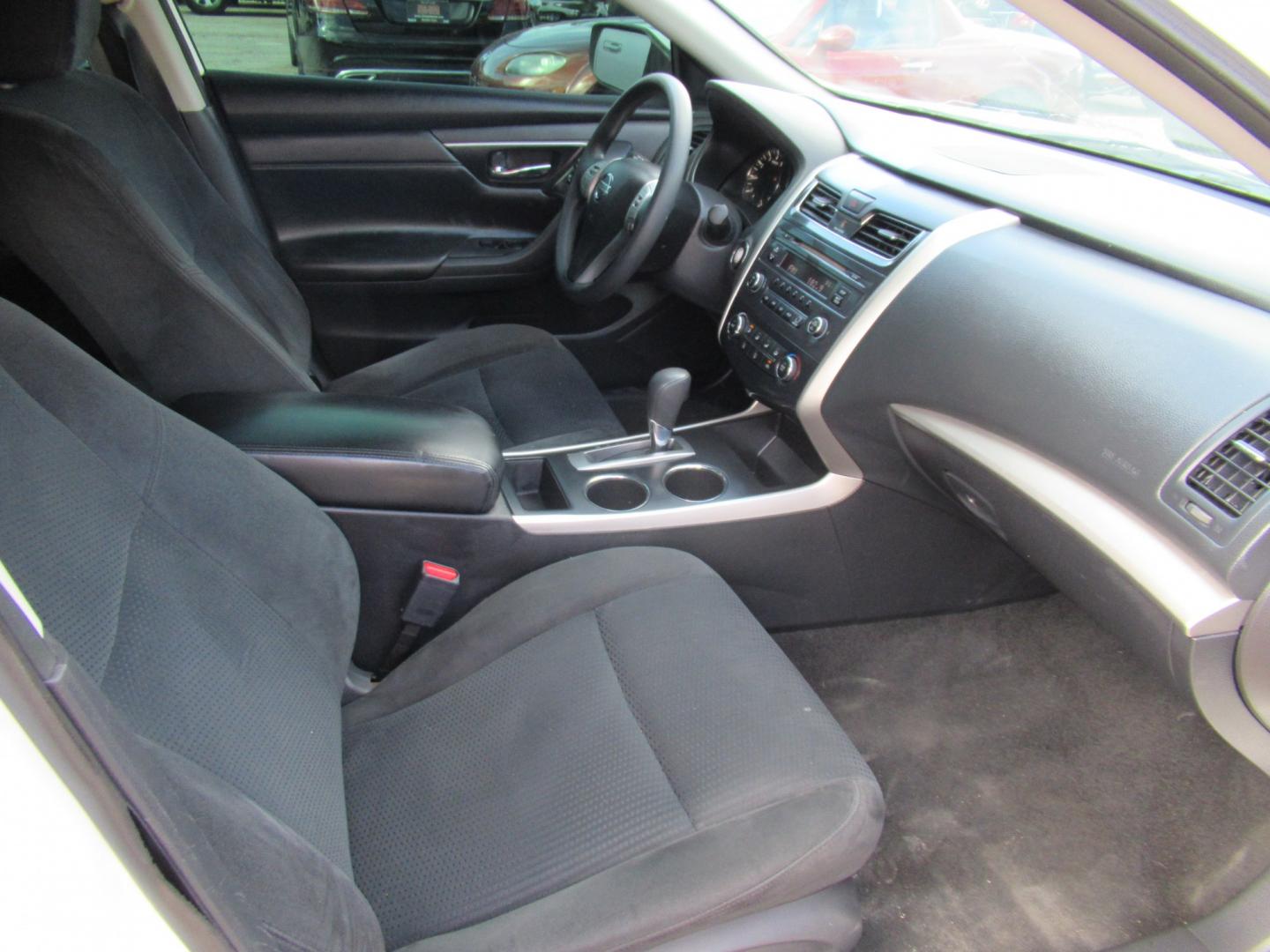2015 White /Black Nissan Altima 2.5 S (1N4AL3AP0FC) with an 2.5L L4 DOHC 16V engine, Continuously Variable Transmission transmission, located at 1511 North Shepherd Dr., Houston, TX, 77008, (281) 657-1221, 29.798361, -95.412560 - 2015 Nissan Altima 2.5 S SEDAN 4-DR 2.5L L4 DOHC 16V FWD- Photo#10