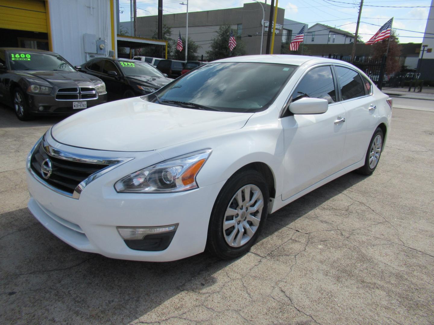 2015 White /Black Nissan Altima 2.5 S (1N4AL3AP0FC) with an 2.5L L4 DOHC 16V engine, Continuously Variable Transmission transmission, located at 1511 North Shepherd Dr., Houston, TX, 77008, (281) 657-1221, 29.798361, -95.412560 - 2015 Nissan Altima 2.5 S SEDAN 4-DR 2.5L L4 DOHC 16V FWD- Photo#12