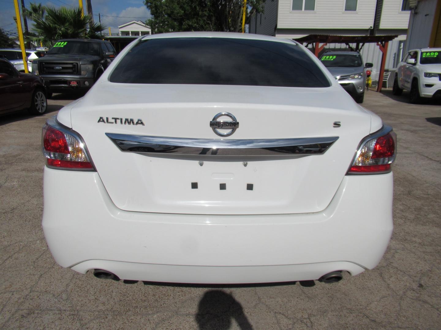 2015 White /Black Nissan Altima 2.5 S (1N4AL3AP0FC) with an 2.5L L4 DOHC 16V engine, Continuously Variable Transmission transmission, located at 1511 North Shepherd Dr., Houston, TX, 77008, (281) 657-1221, 29.798361, -95.412560 - 2015 Nissan Altima 2.5 S SEDAN 4-DR 2.5L L4 DOHC 16V FWD- Photo#15