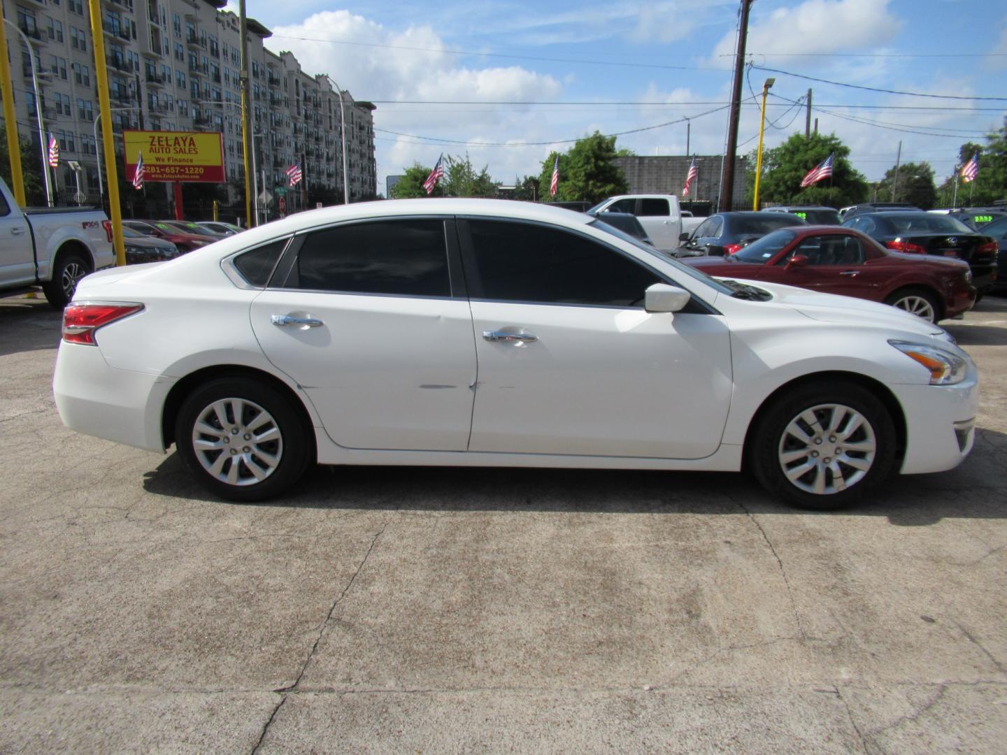 2015 White /Black Nissan Altima 2.5 S (1N4AL3AP0FC) with an 2.5L L4 DOHC 16V engine, Continuously Variable Transmission transmission, located at 1511 North Shepherd Dr., Houston, TX, 77008, (281) 657-1221, 29.798361, -95.412560 - 2015 Nissan Altima 2.5 S SEDAN 4-DR 2.5L L4 DOHC 16V FWD- Photo#17
