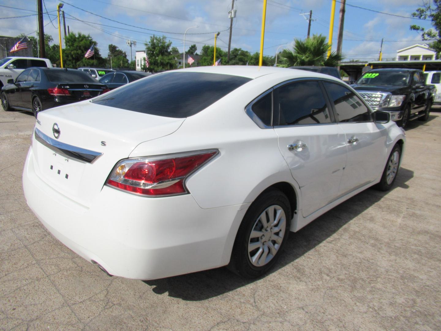 2015 White /Black Nissan Altima 2.5 S (1N4AL3AP0FC) with an 2.5L L4 DOHC 16V engine, Continuously Variable Transmission transmission, located at 1511 North Shepherd Dr., Houston, TX, 77008, (281) 657-1221, 29.798361, -95.412560 - 2015 Nissan Altima 2.5 S SEDAN 4-DR 2.5L L4 DOHC 16V FWD- Photo#16