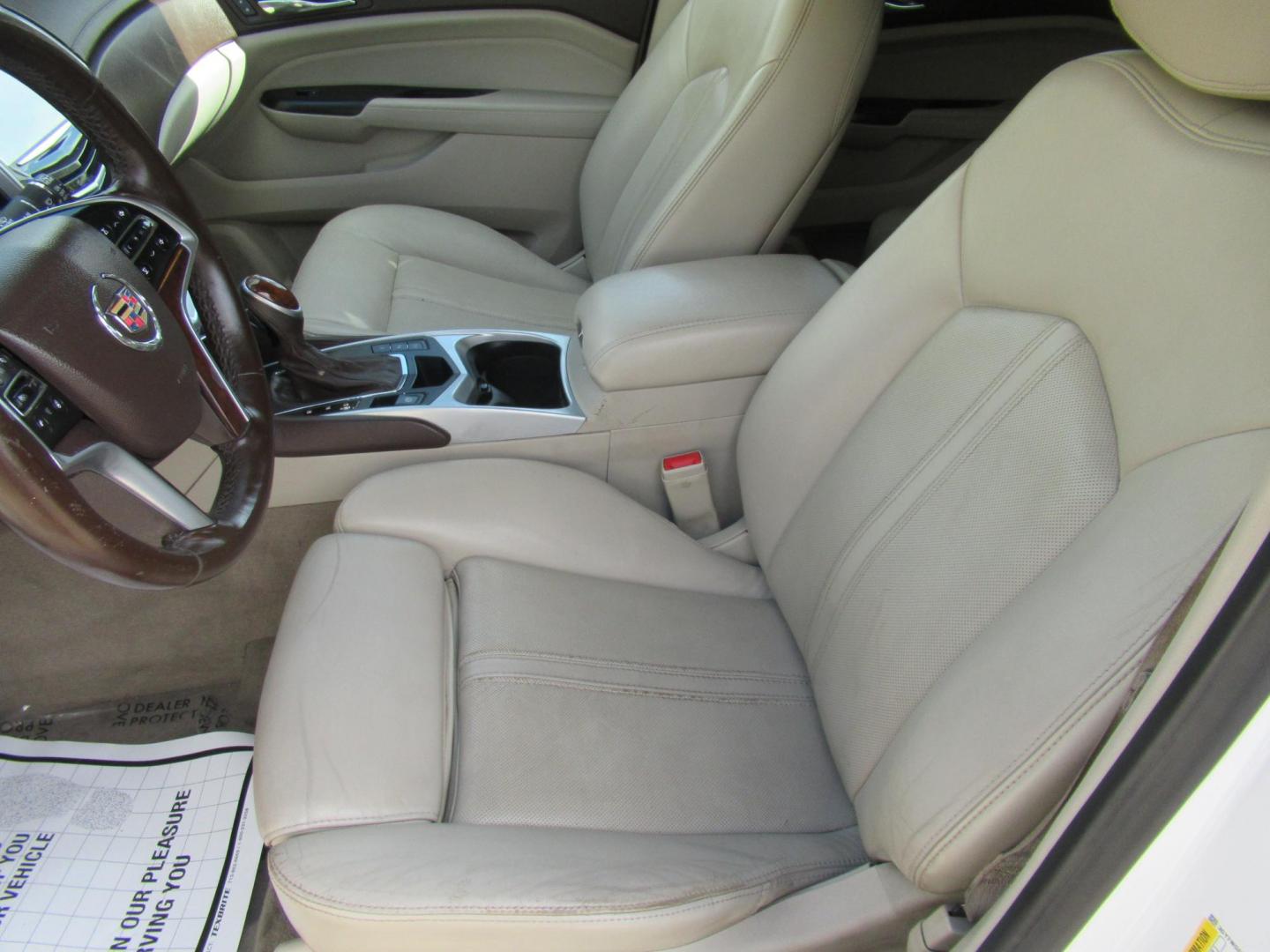 2013 White /Tan Cadillac SRX Base (3GYFNGE37DS) with an 3.6L V6 DOHC 24V FFV engine, Automatic transmission, located at 1511 North Shepherd Dr., Houston, TX, 77008, (281) 657-1221, 29.798361, -95.412560 - 2013 CADILLAC SRX LUXURY COLLECTION VIN: 3GYFNGE37DS645504 3 G Y F N G E 3 7 D S 6 4 5 5 0 4 4 DOOR WAGON/SPORT UTILITY 3.6L V6 F DOHC 24V GASOLINE ALL WHEEL DRIVE - Photo#1