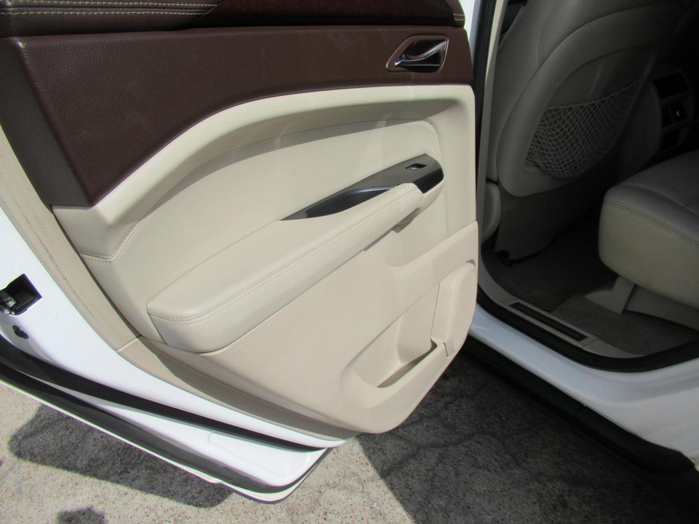 2013 White /Tan Cadillac SRX Base (3GYFNGE37DS) with an 3.6L V6 DOHC 24V FFV engine, Automatic transmission, located at 1511 North Shepherd Dr., Houston, TX, 77008, (281) 657-1221, 29.798361, -95.412560 - 2013 CADILLAC SRX LUXURY COLLECTION VIN: 3GYFNGE37DS645504 3 G Y F N G E 3 7 D S 6 4 5 5 0 4 4 DOOR WAGON/SPORT UTILITY 3.6L V6 F DOHC 24V GASOLINE ALL WHEEL DRIVE - Photo#12