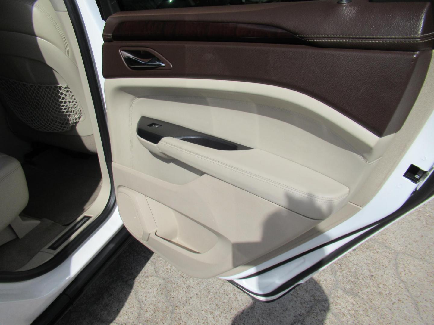 2013 White /Tan Cadillac SRX Base (3GYFNGE37DS) with an 3.6L V6 DOHC 24V FFV engine, Automatic transmission, located at 1511 North Shepherd Dr., Houston, TX, 77008, (281) 657-1221, 29.798361, -95.412560 - 2013 CADILLAC SRX LUXURY COLLECTION VIN: 3GYFNGE37DS645504 3 G Y F N G E 3 7 D S 6 4 5 5 0 4 4 DOOR WAGON/SPORT UTILITY 3.6L V6 F DOHC 24V GASOLINE ALL WHEEL DRIVE - Photo#14