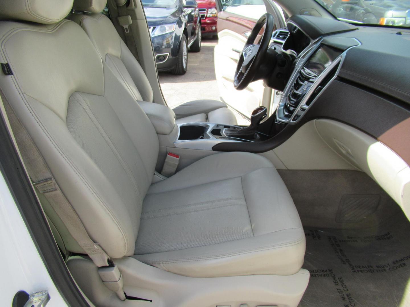 2013 White /Tan Cadillac SRX Base (3GYFNGE37DS) with an 3.6L V6 DOHC 24V FFV engine, Automatic transmission, located at 1511 North Shepherd Dr., Houston, TX, 77008, (281) 657-1221, 29.798361, -95.412560 - 2013 CADILLAC SRX LUXURY COLLECTION VIN: 3GYFNGE37DS645504 3 G Y F N G E 3 7 D S 6 4 5 5 0 4 4 DOOR WAGON/SPORT UTILITY 3.6L V6 F DOHC 24V GASOLINE ALL WHEEL DRIVE - Photo#16