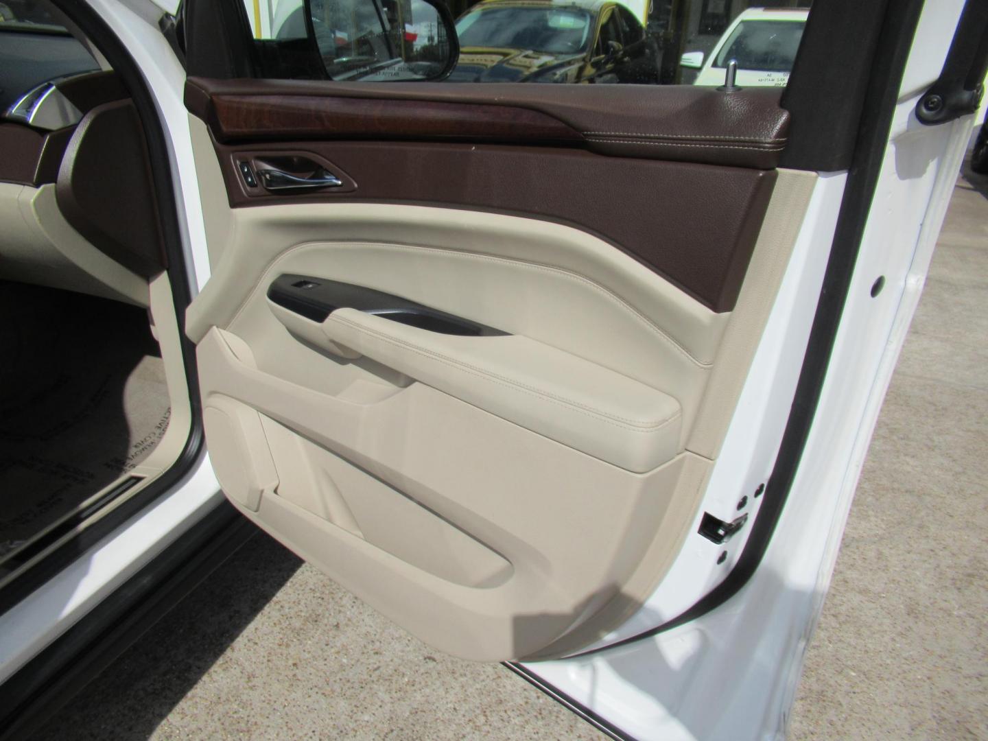 2013 White /Tan Cadillac SRX Base (3GYFNGE37DS) with an 3.6L V6 DOHC 24V FFV engine, Automatic transmission, located at 1511 North Shepherd Dr., Houston, TX, 77008, (281) 657-1221, 29.798361, -95.412560 - 2013 CADILLAC SRX LUXURY COLLECTION VIN: 3GYFNGE37DS645504 3 G Y F N G E 3 7 D S 6 4 5 5 0 4 4 DOOR WAGON/SPORT UTILITY 3.6L V6 F DOHC 24V GASOLINE ALL WHEEL DRIVE - Photo#17