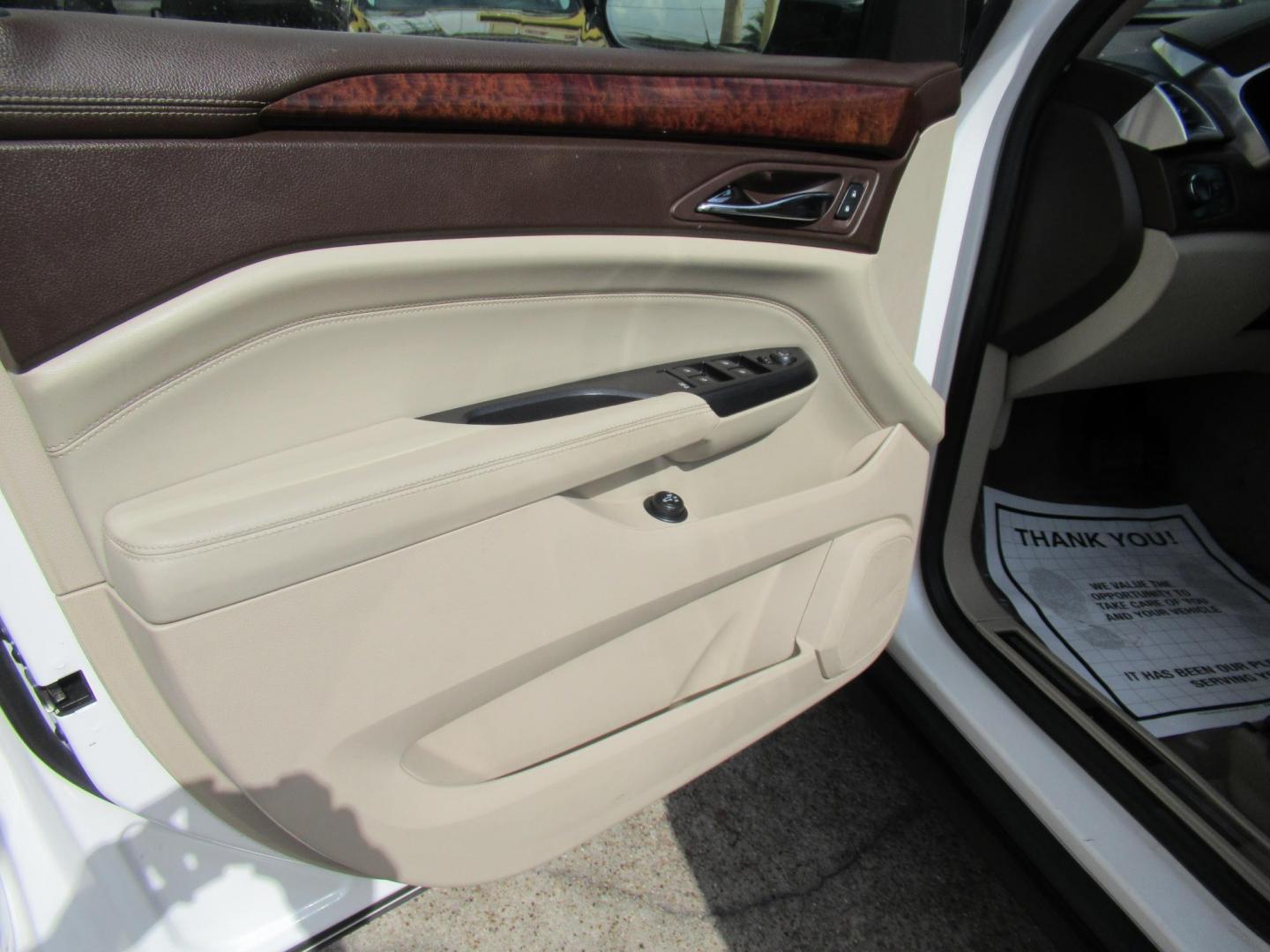 2013 White /Tan Cadillac SRX Base (3GYFNGE37DS) with an 3.6L V6 DOHC 24V FFV engine, Automatic transmission, located at 1511 North Shepherd Dr., Houston, TX, 77008, (281) 657-1221, 29.798361, -95.412560 - 2013 CADILLAC SRX LUXURY COLLECTION VIN: 3GYFNGE37DS645504 3 G Y F N G E 3 7 D S 6 4 5 5 0 4 4 DOOR WAGON/SPORT UTILITY 3.6L V6 F DOHC 24V GASOLINE ALL WHEEL DRIVE - Photo#2