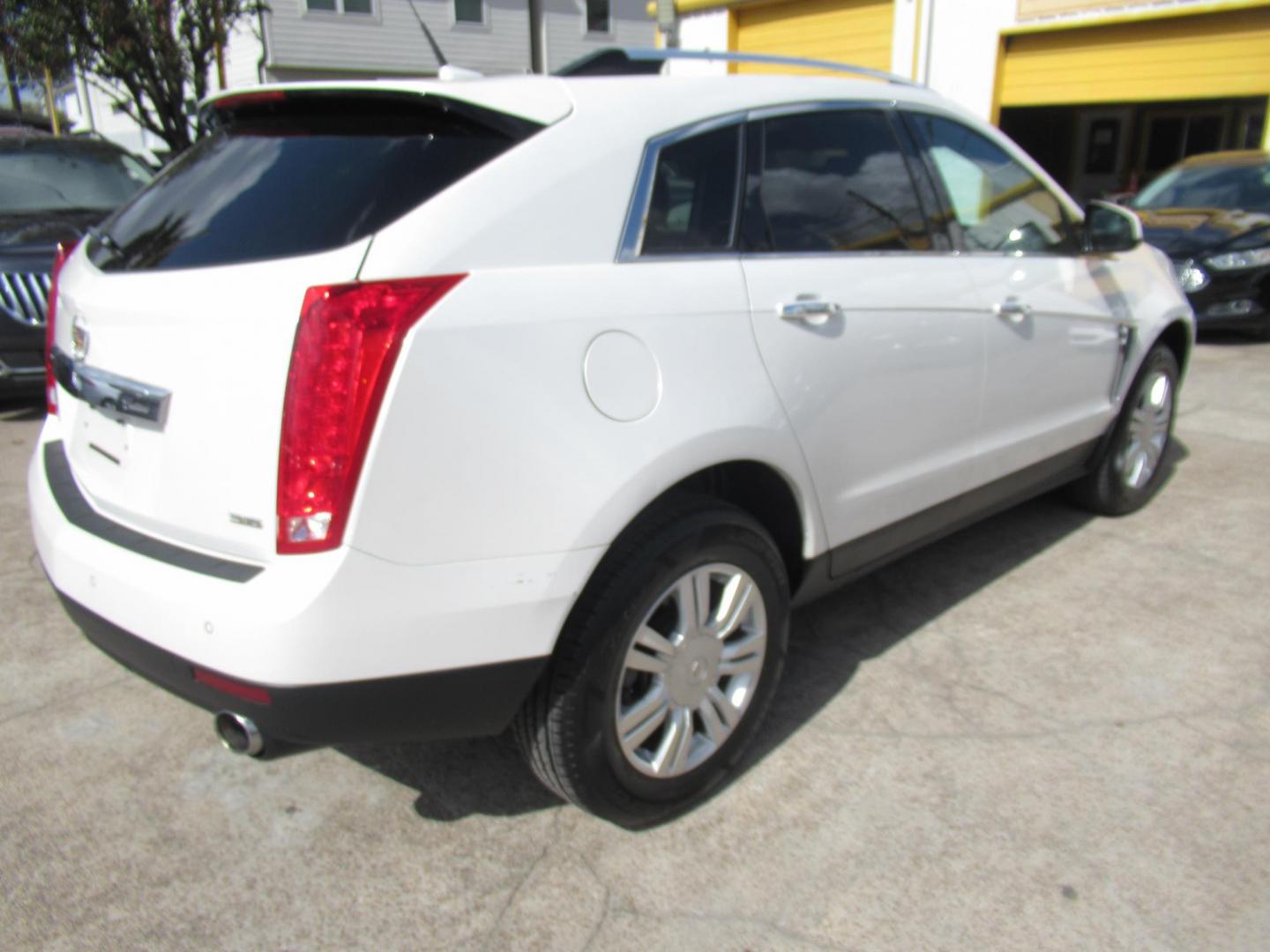 2013 White /Tan Cadillac SRX Base (3GYFNGE37DS) with an 3.6L V6 DOHC 24V FFV engine, Automatic transmission, located at 1511 North Shepherd Dr., Houston, TX, 77008, (281) 657-1221, 29.798361, -95.412560 - 2013 CADILLAC SRX LUXURY COLLECTION VIN: 3GYFNGE37DS645504 3 G Y F N G E 3 7 D S 6 4 5 5 0 4 4 DOOR WAGON/SPORT UTILITY 3.6L V6 F DOHC 24V GASOLINE ALL WHEEL DRIVE - Photo#20